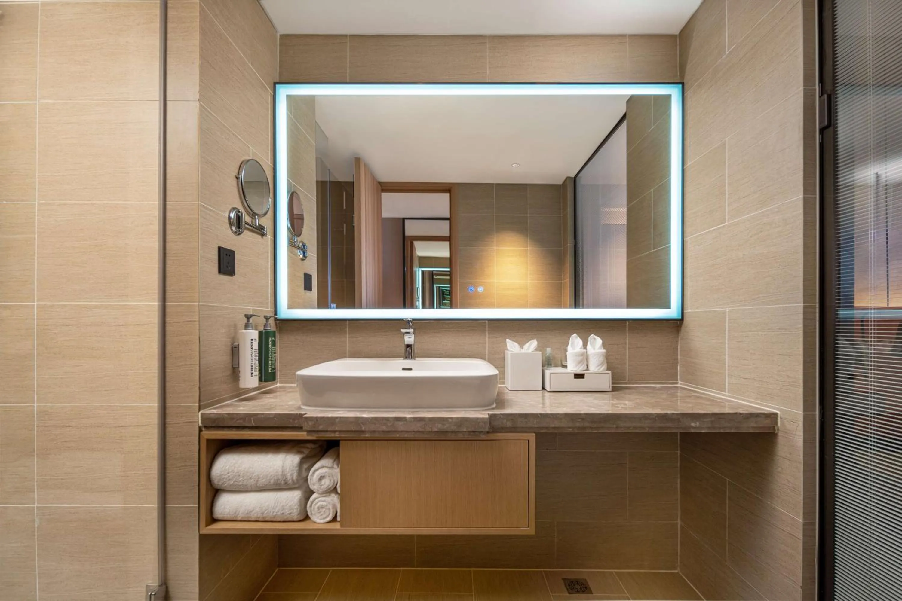 Bathroom in Hilton Garden Inn Nantong Haohe Scenic Area