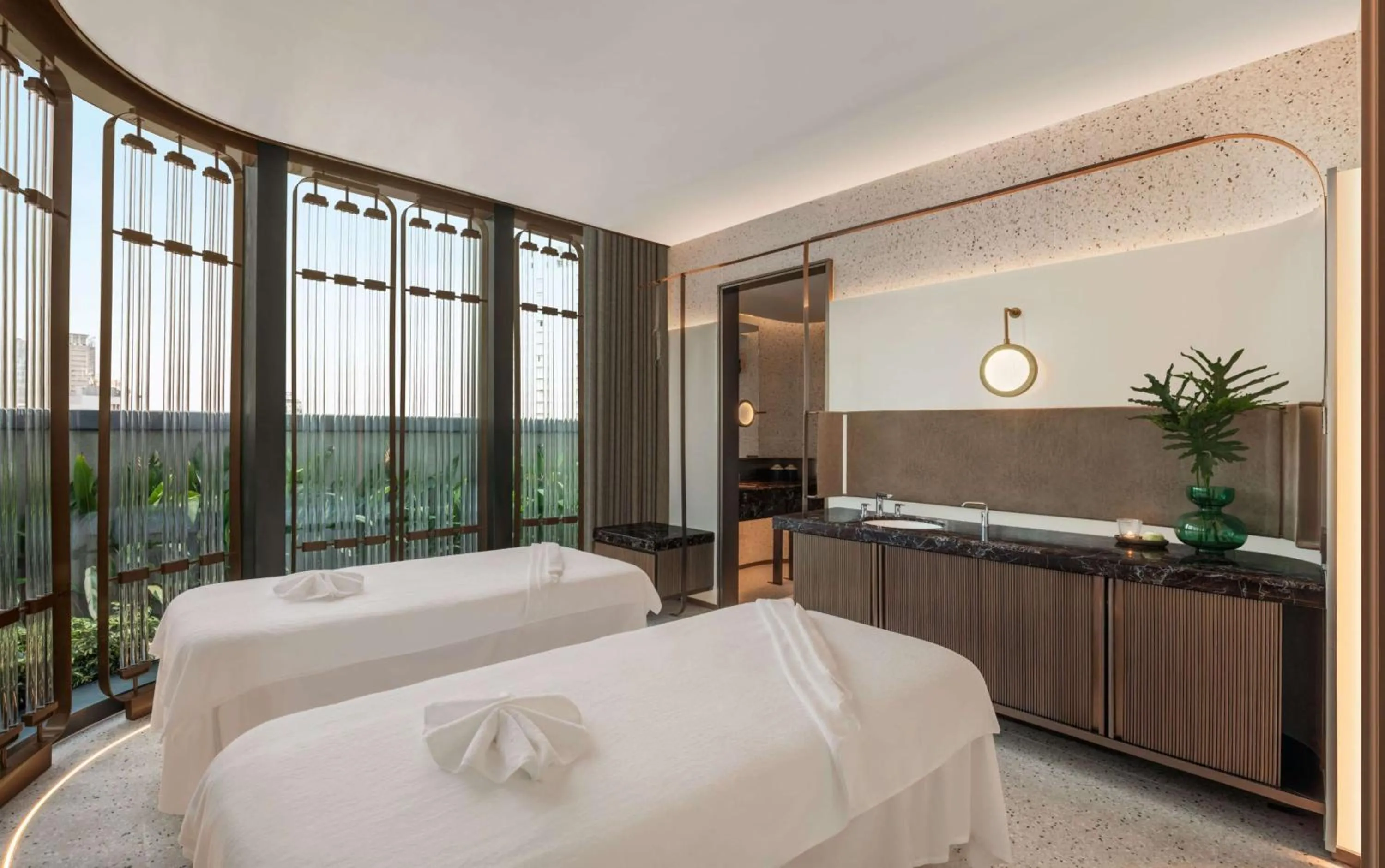 Spa and wellness centre/facilities, Bed in Hilton Saigon