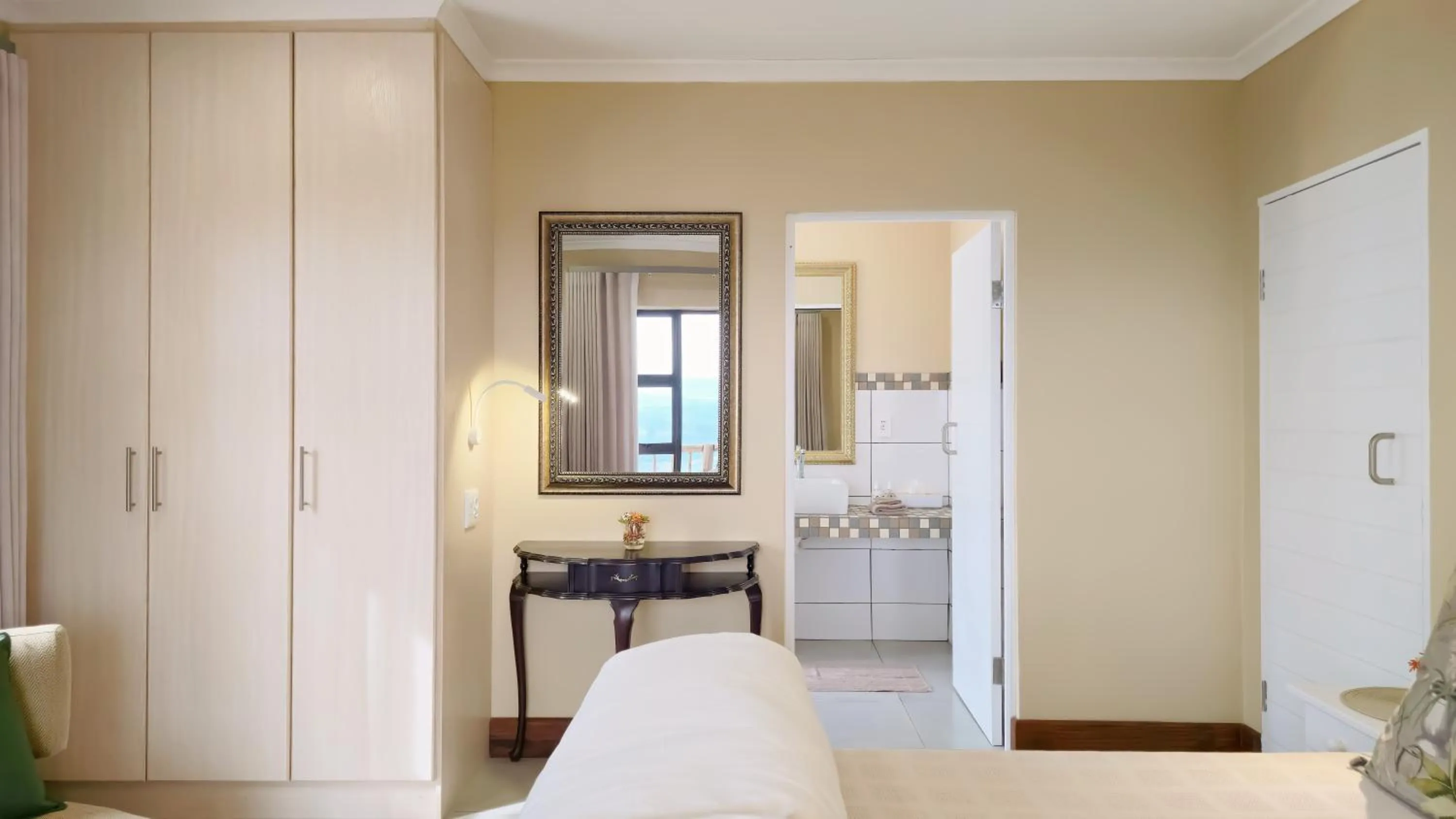 wardrobe, Bed in Hitgeheim Garden Cottages