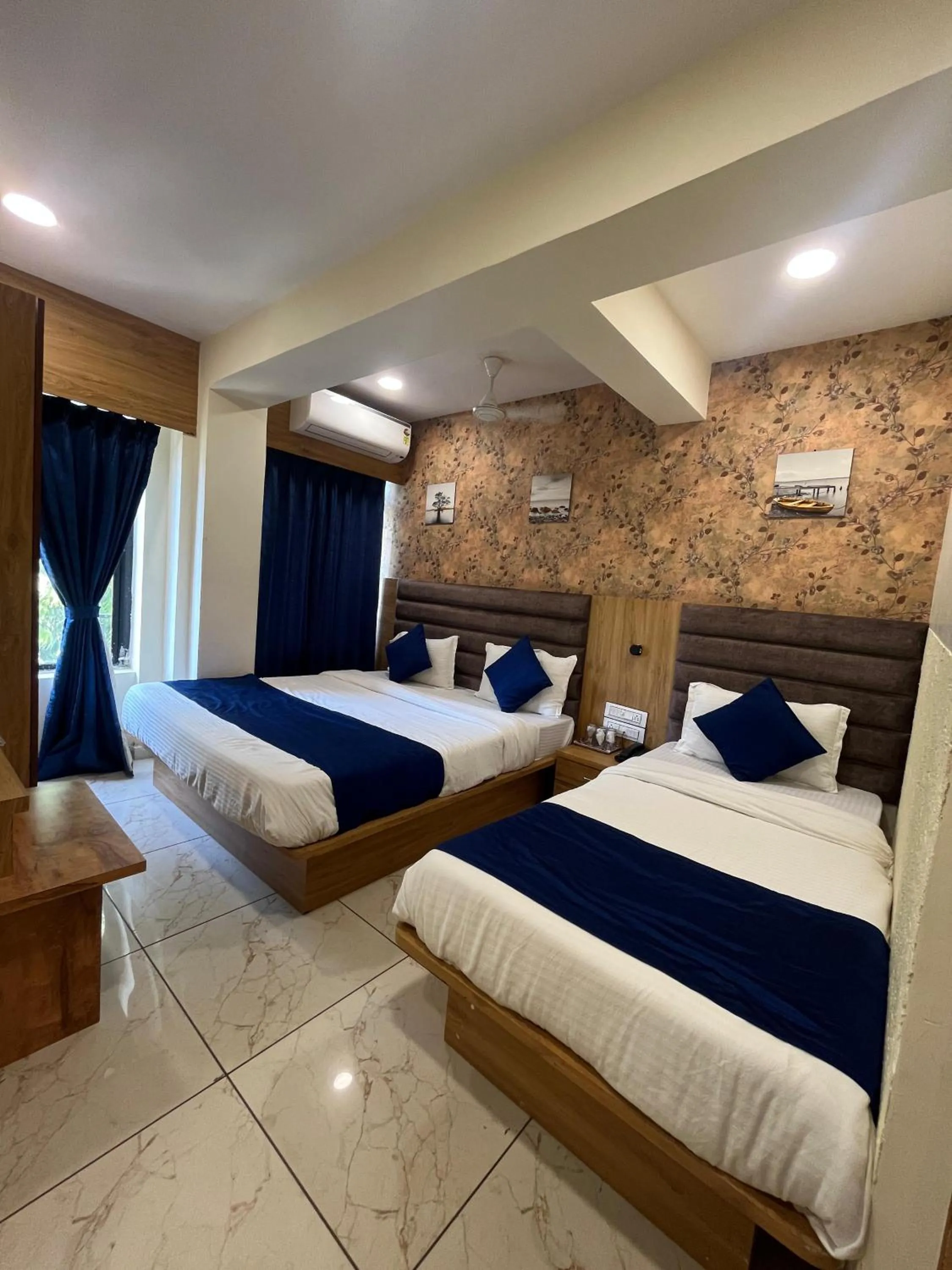 Bedroom, Bed in Hotel Mahaveer