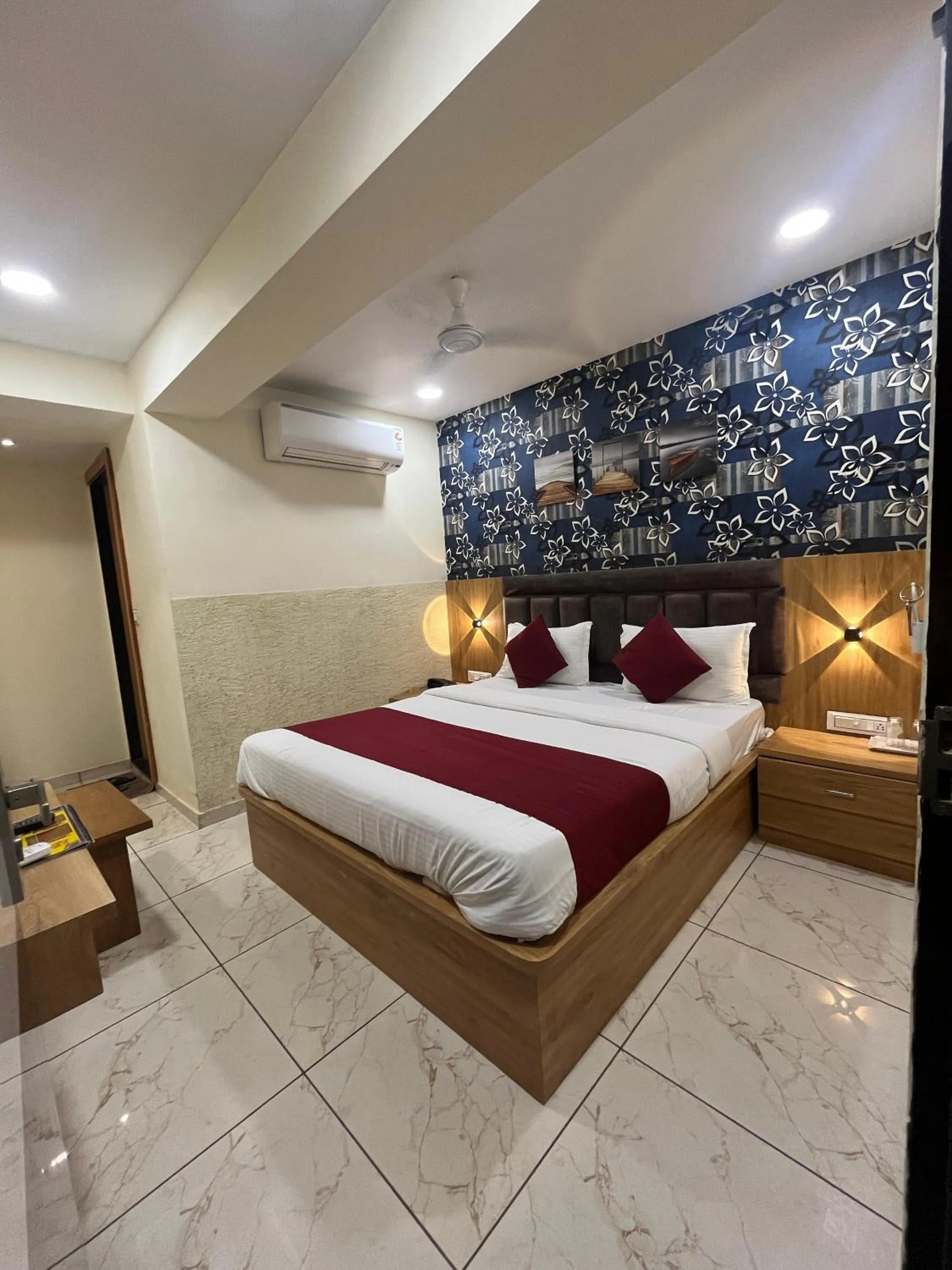 Bedroom, Bed in Hotel Mahaveer