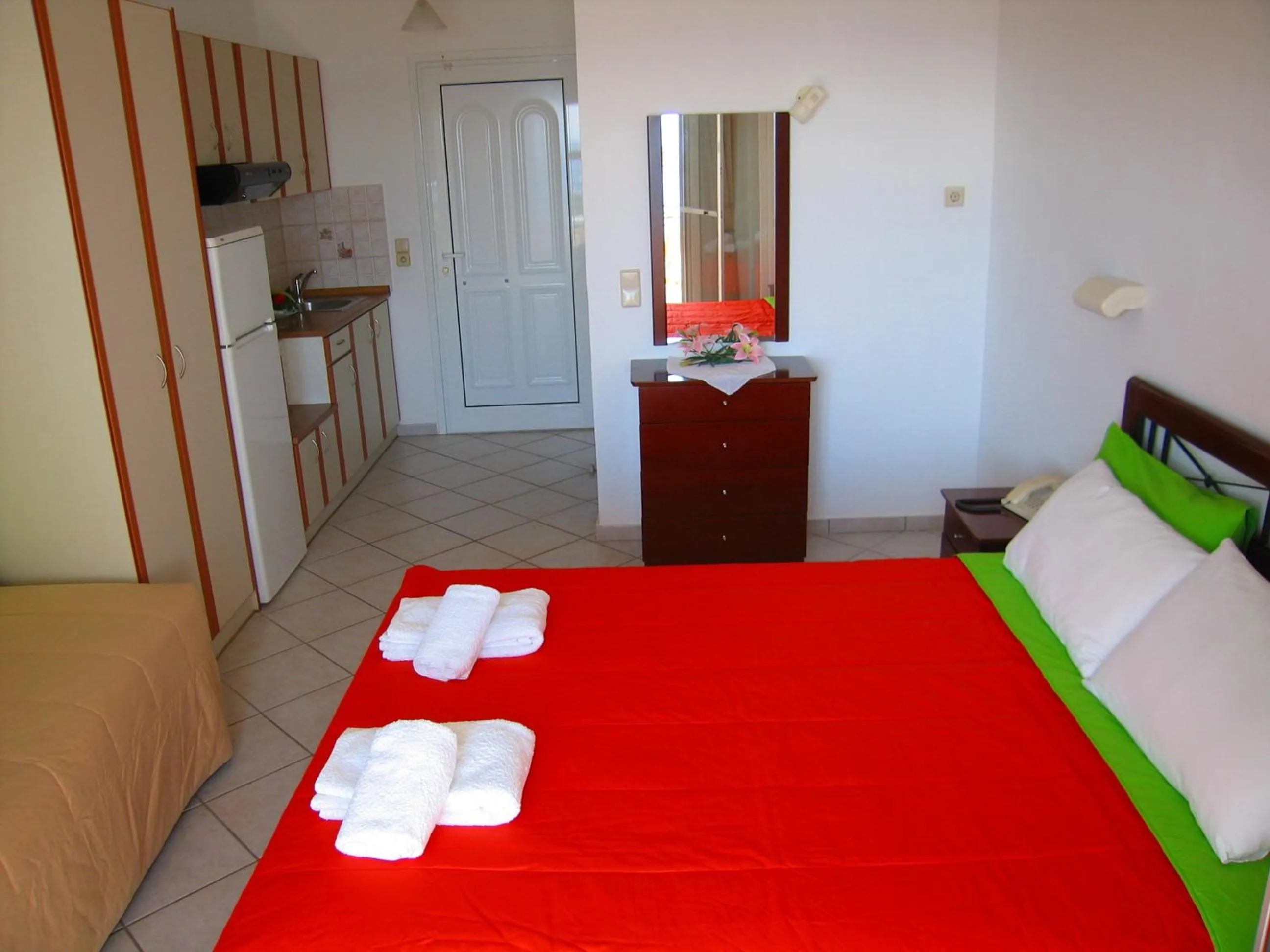 Kitchen or kitchenette, Bed in Spiros Studios