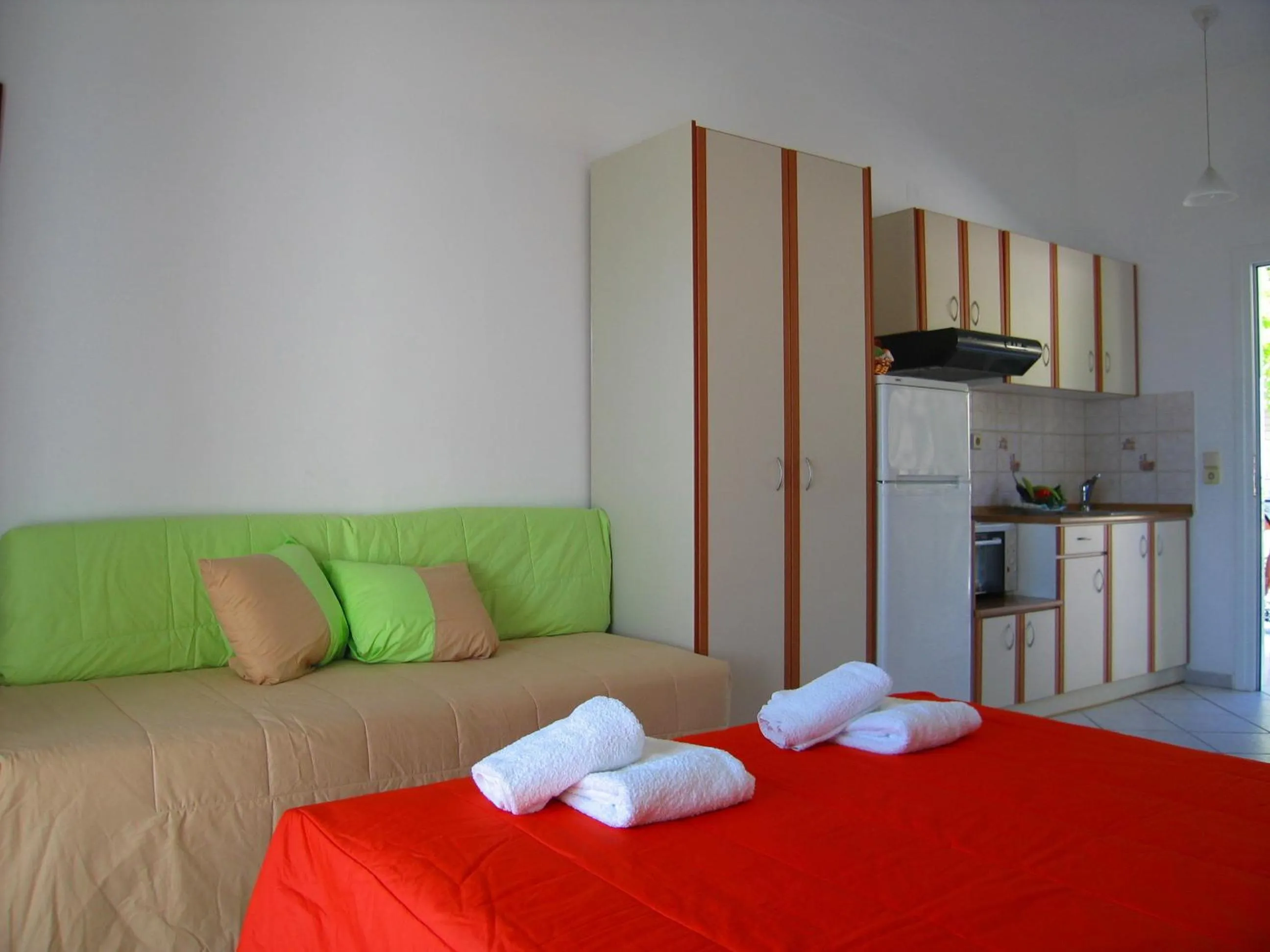 Kitchen or kitchenette, Bed in Spiros Studios