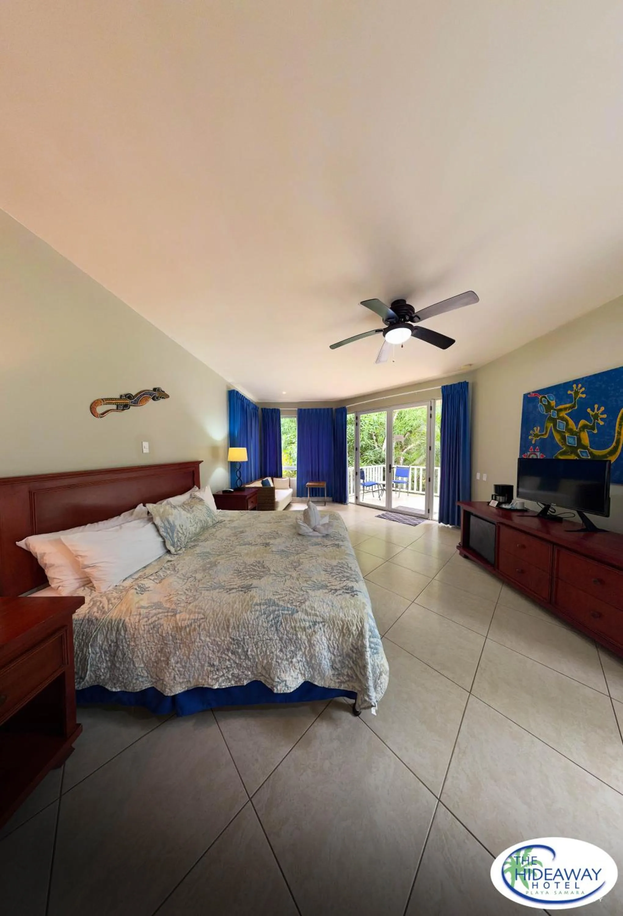 Photo of the whole room, Bed in The Hideaway Hotel