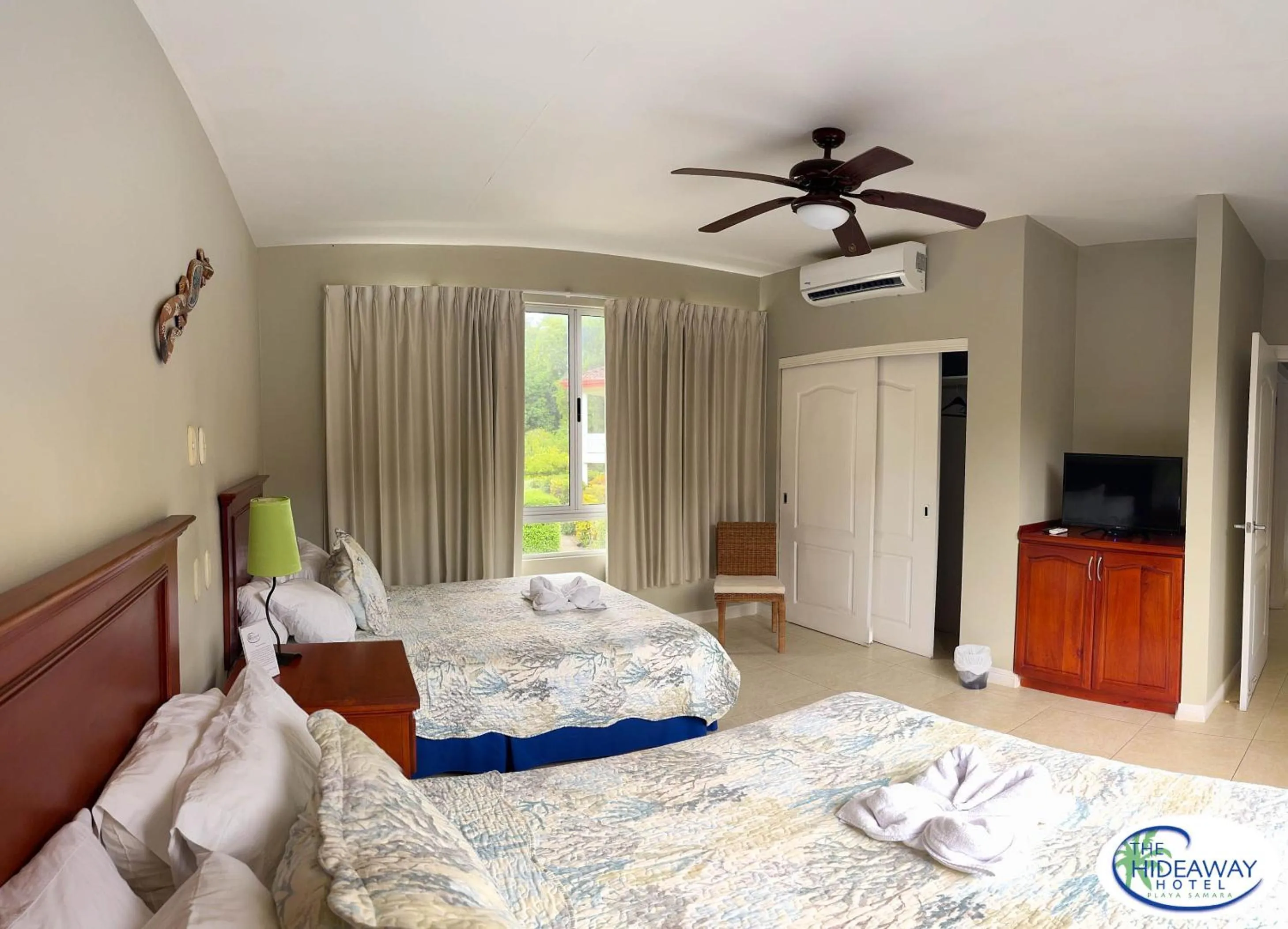 Bedroom, Bed in The Hideaway Hotel