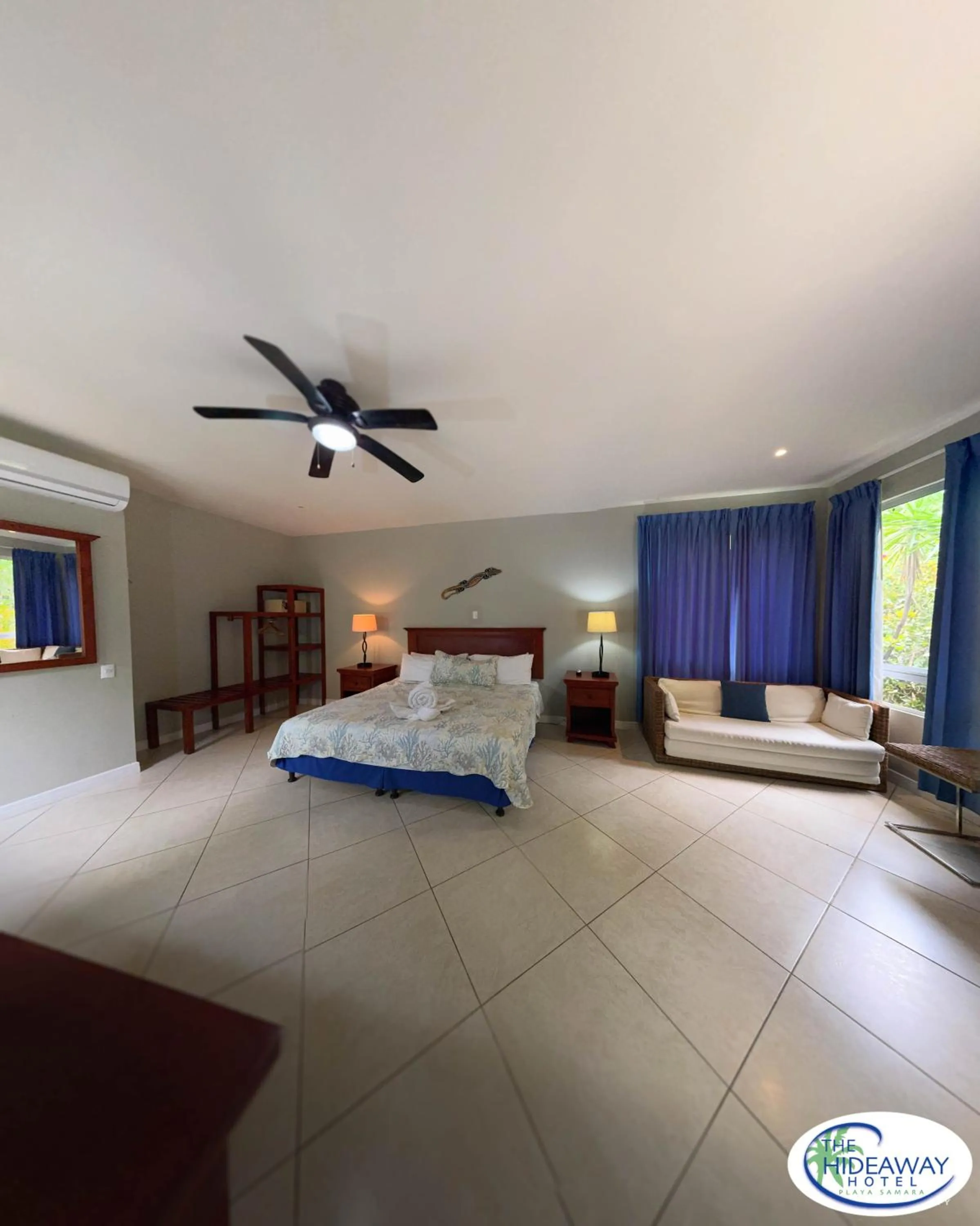 Bedroom, Bed in The Hideaway Hotel