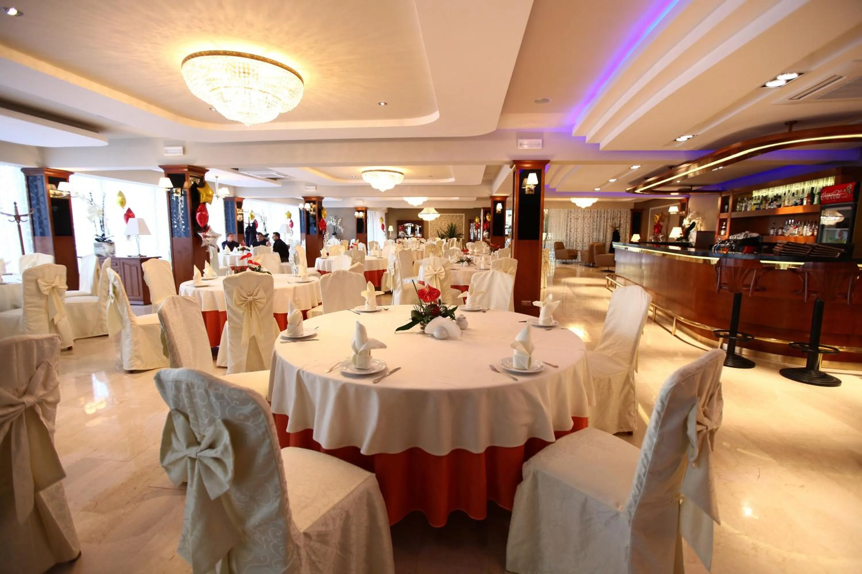 Restaurant/places to eat in Hotel Janusz