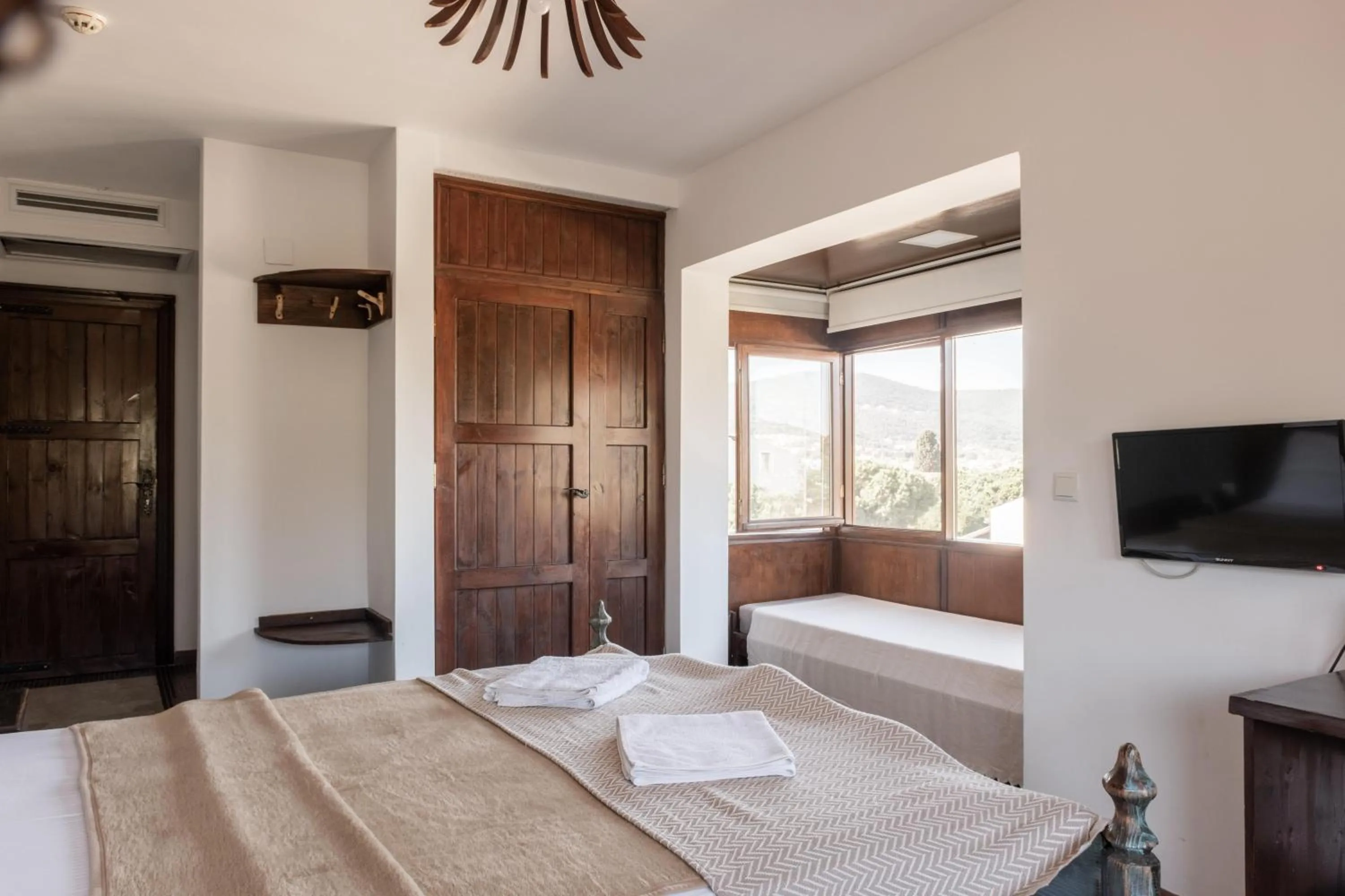 Photo of the whole room, Bed in Espira by Antioch Hotel