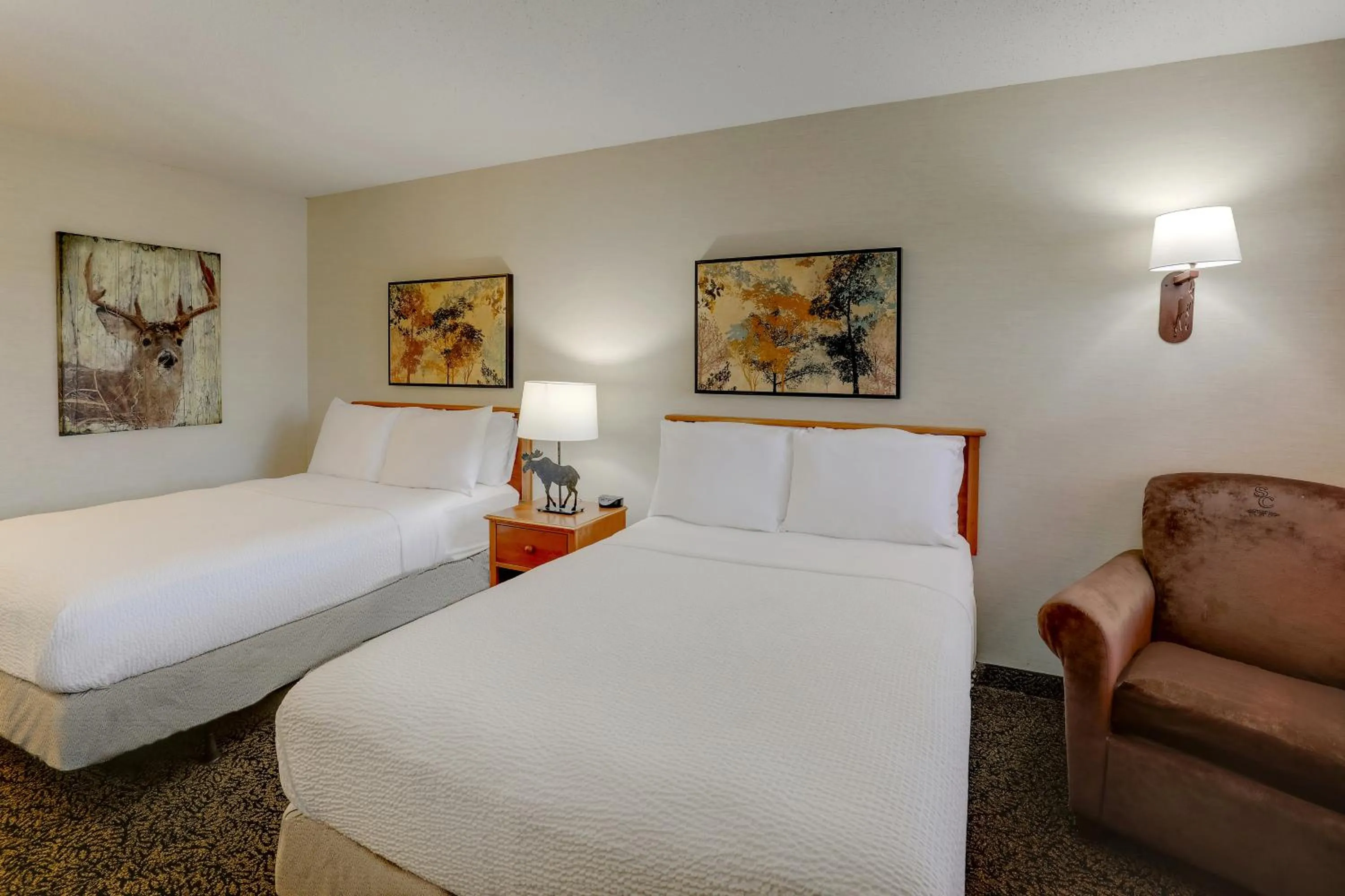 Bed in Stoney Creek Inn Quincy