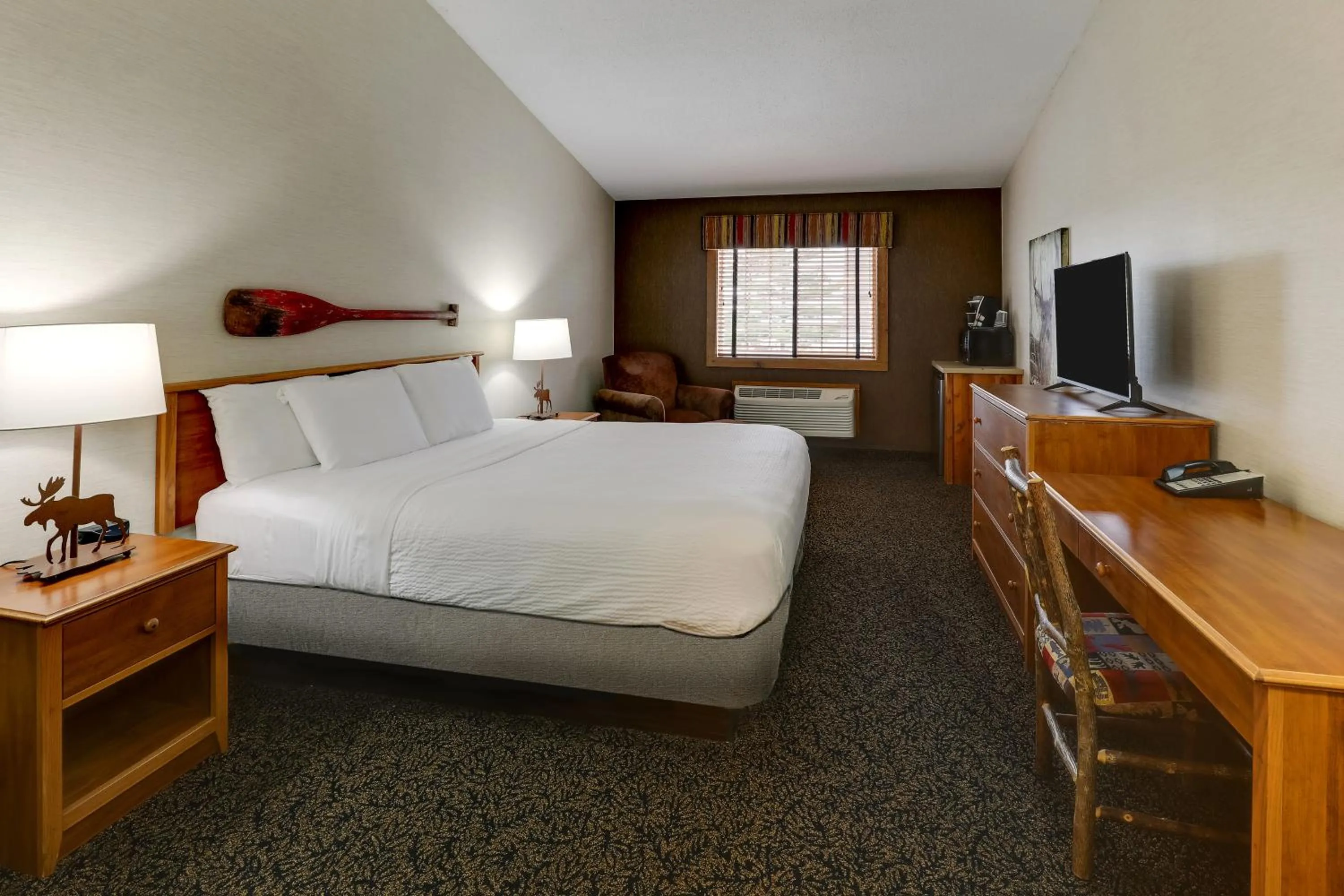 Bed in Stoney Creek Inn Quincy