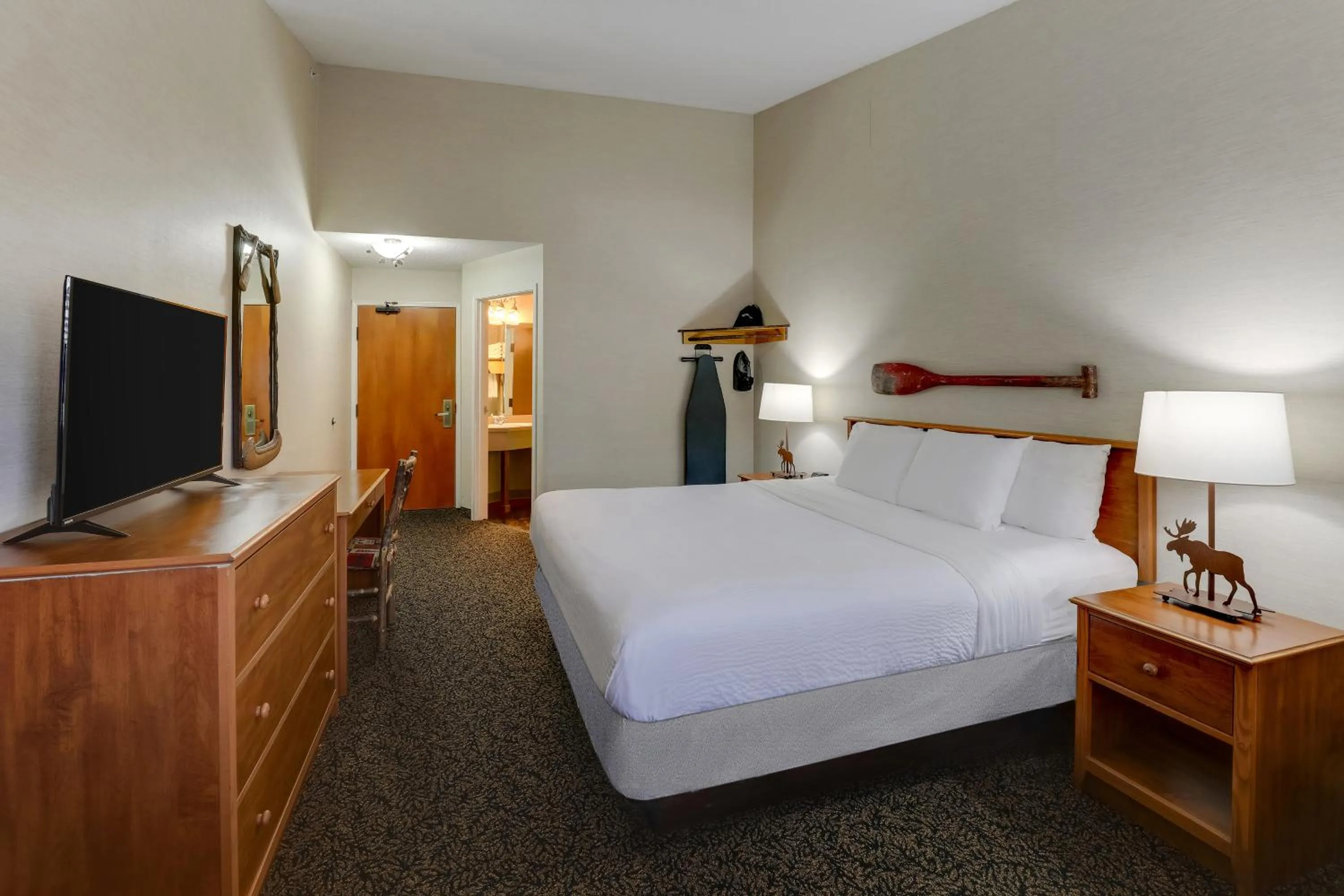 Bed in Stoney Creek Inn Quincy