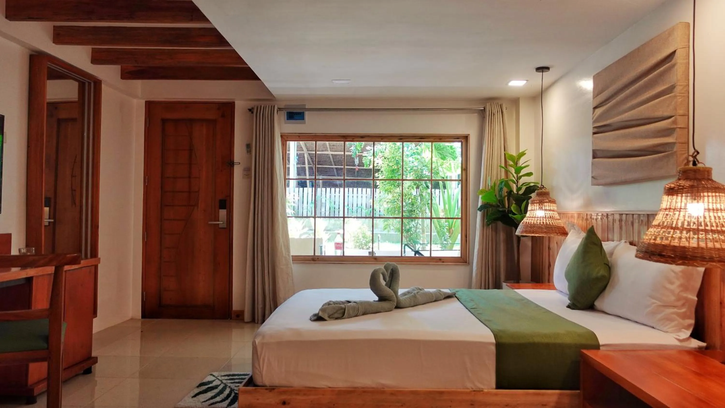 Bed in Senare Boracay Hotel