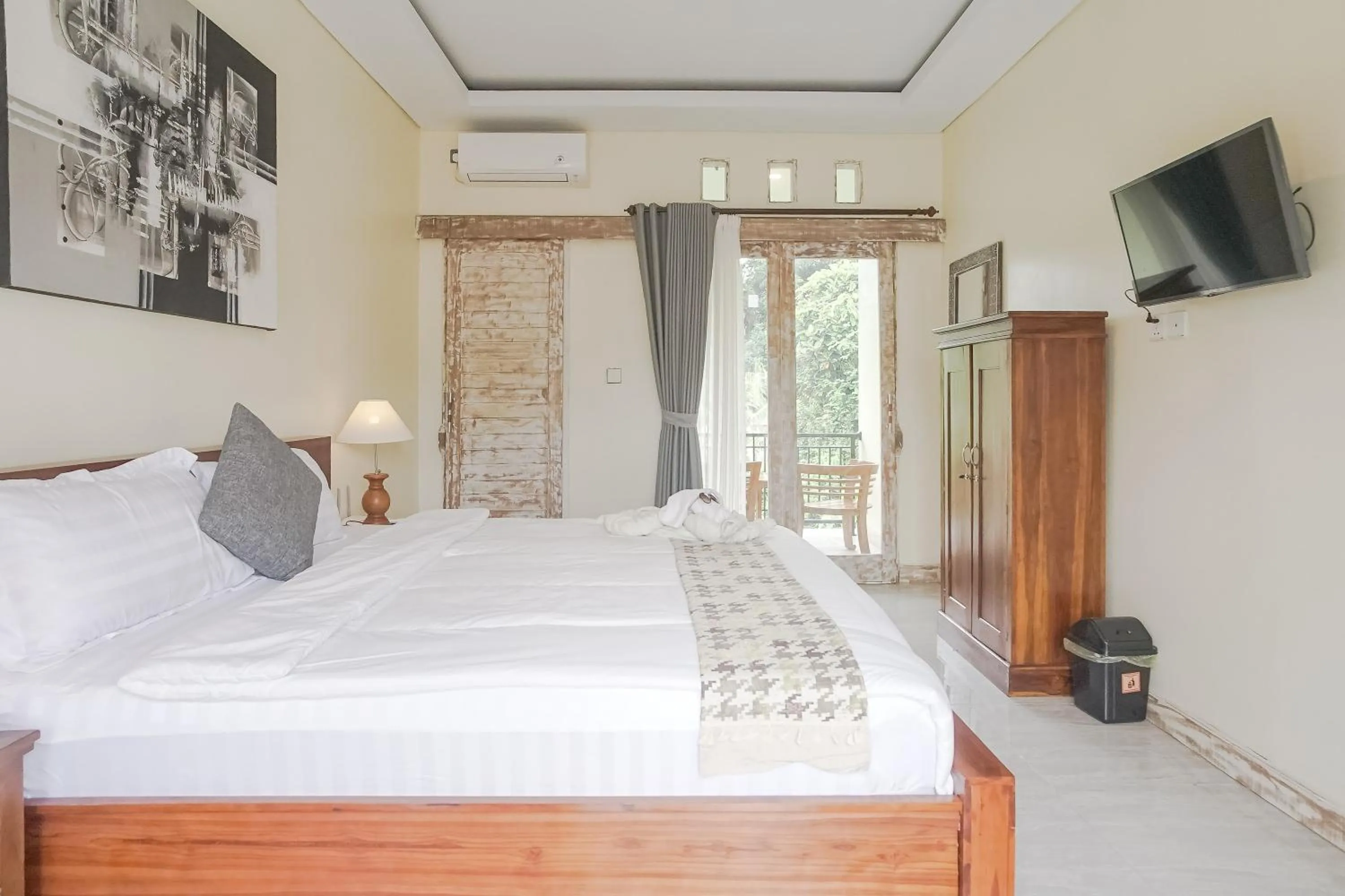 Bed in Giri Krisna Guest House