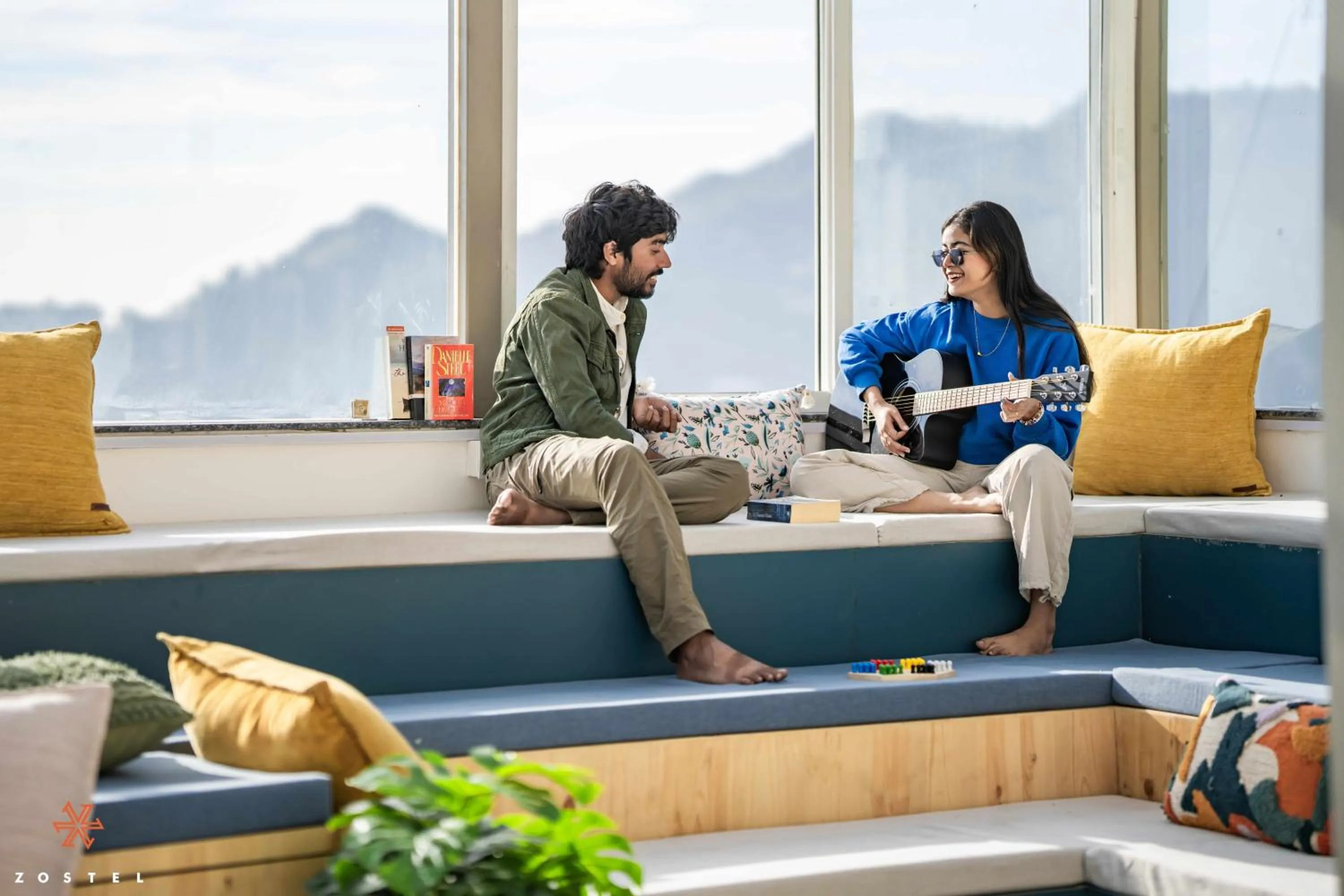 Communal lounge/ TV room in Zostel Mussoorie, Mall Road