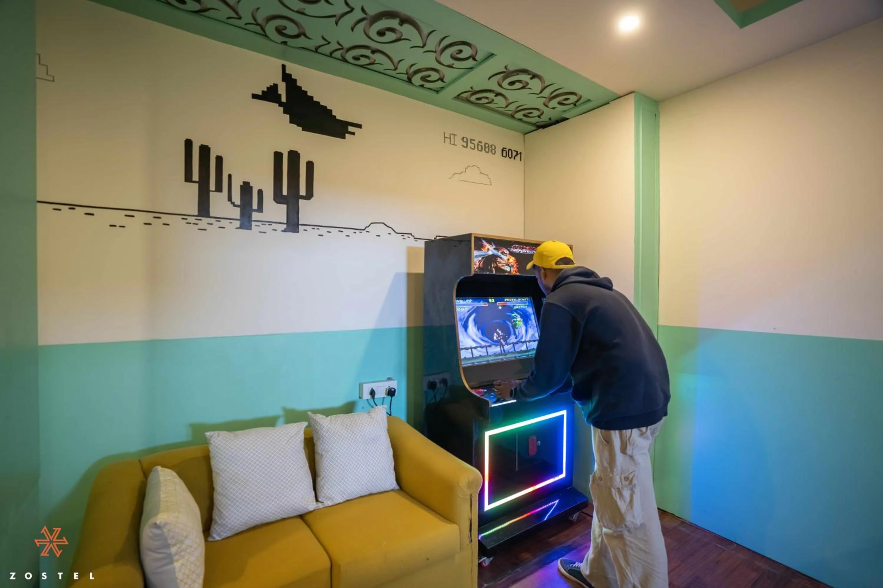 Communal lounge/ TV room in Zostel Mussoorie, Mall Road