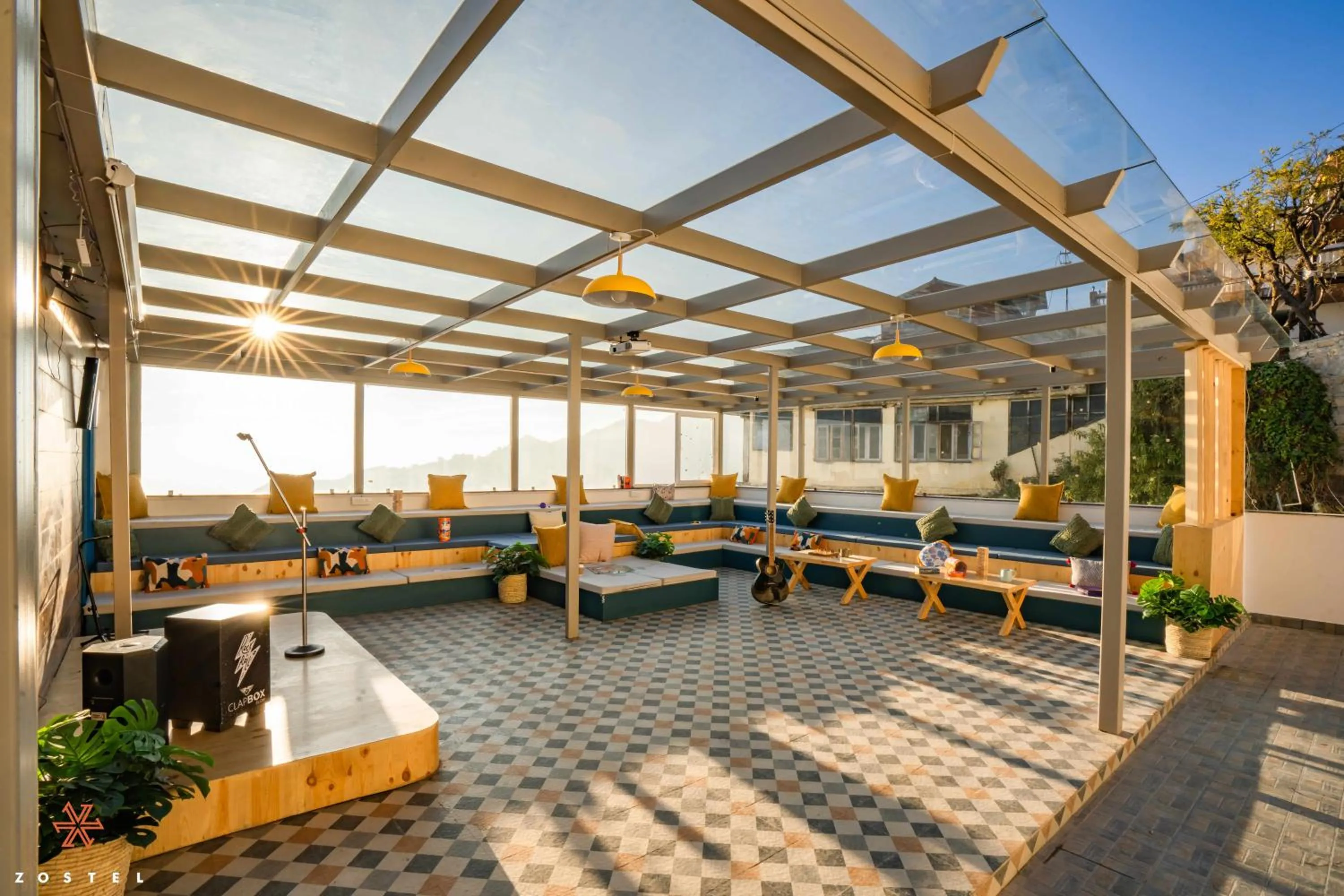 Communal lounge/ TV room in Zostel Mussoorie, Mall Road