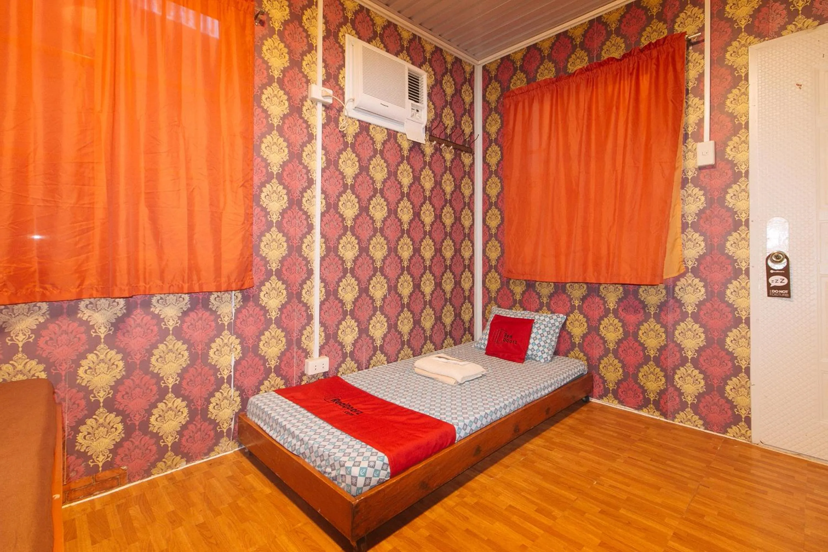 Bed in RedDoorz @ Boondocks Cabins Resort