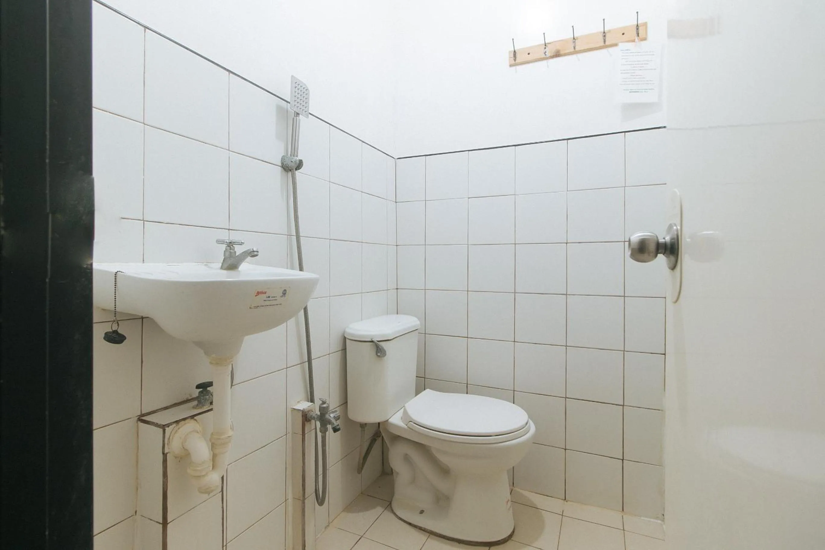 Bathroom in RedDoorz @ Boondocks Cabins Resort