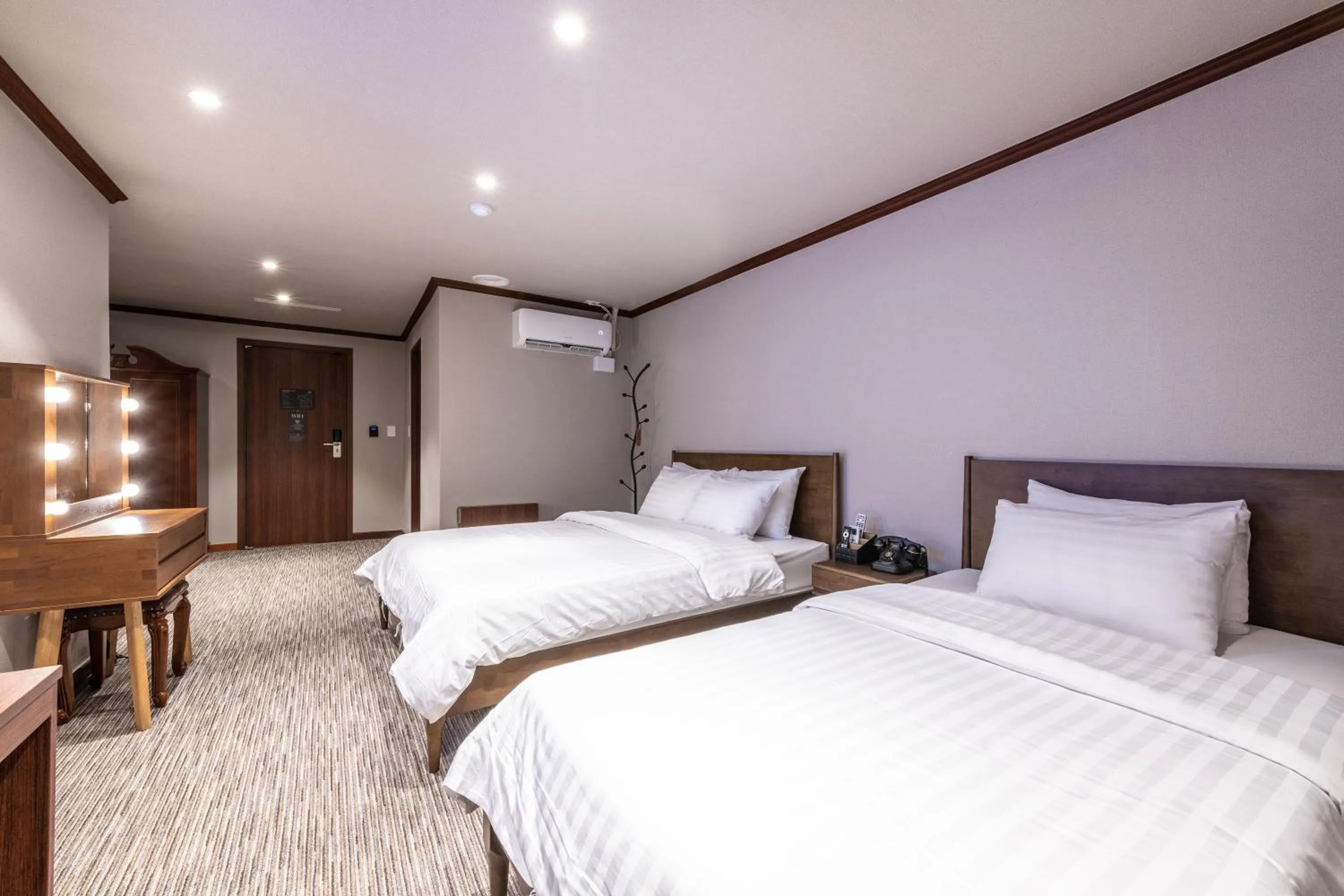 Bed in New Cheonji Hotel