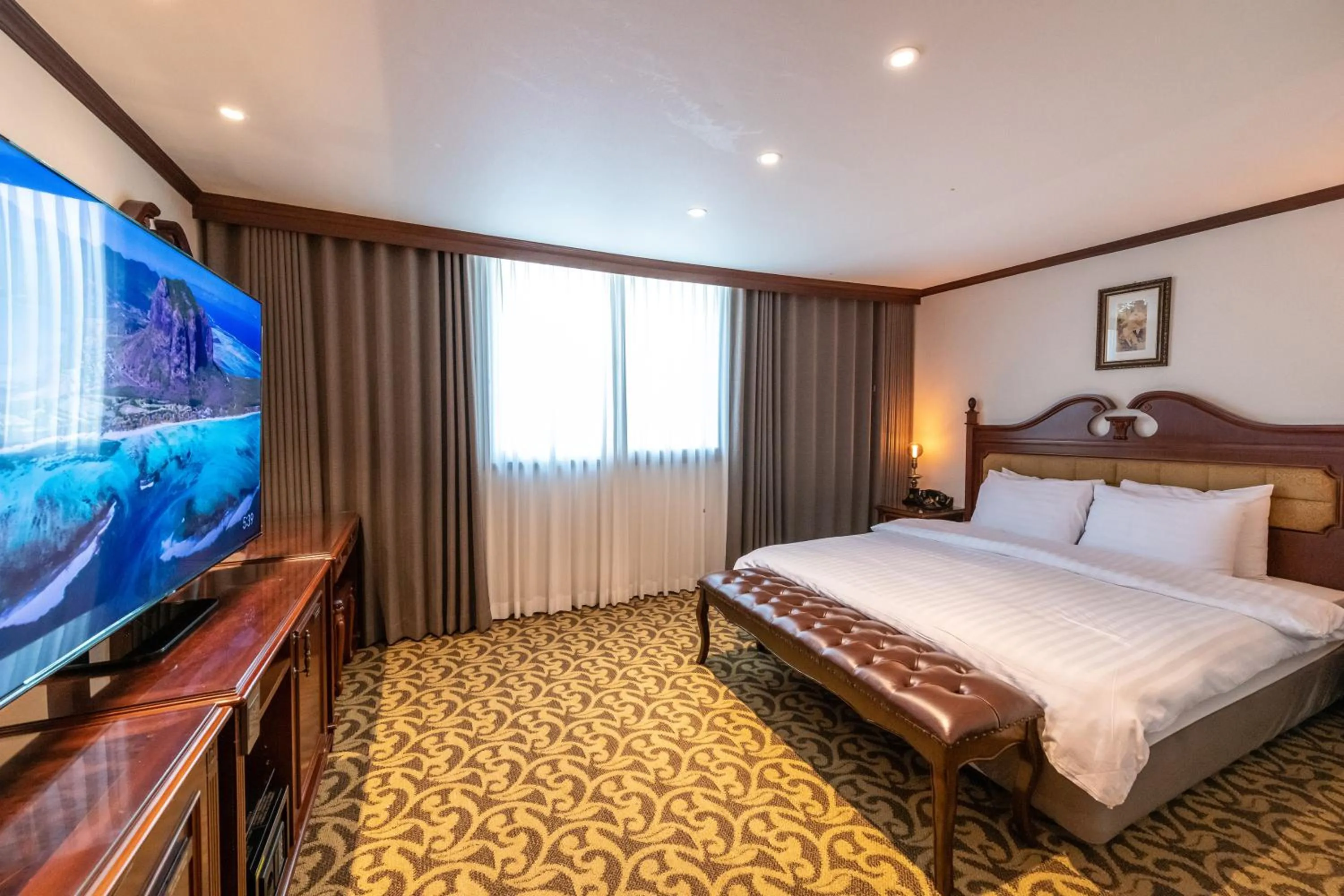 Bed in New Cheonji Hotel