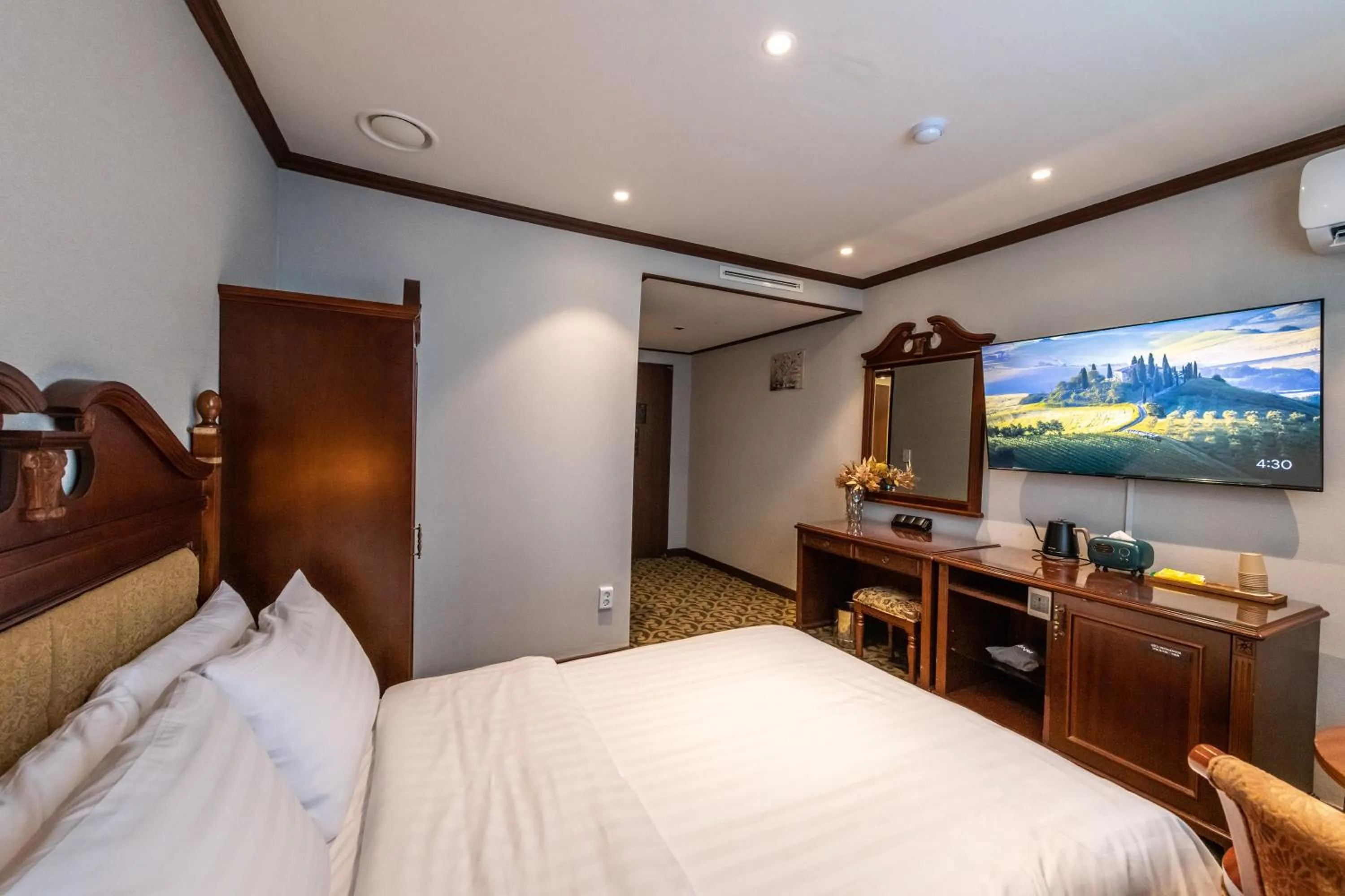 Bed in New Cheonji Hotel