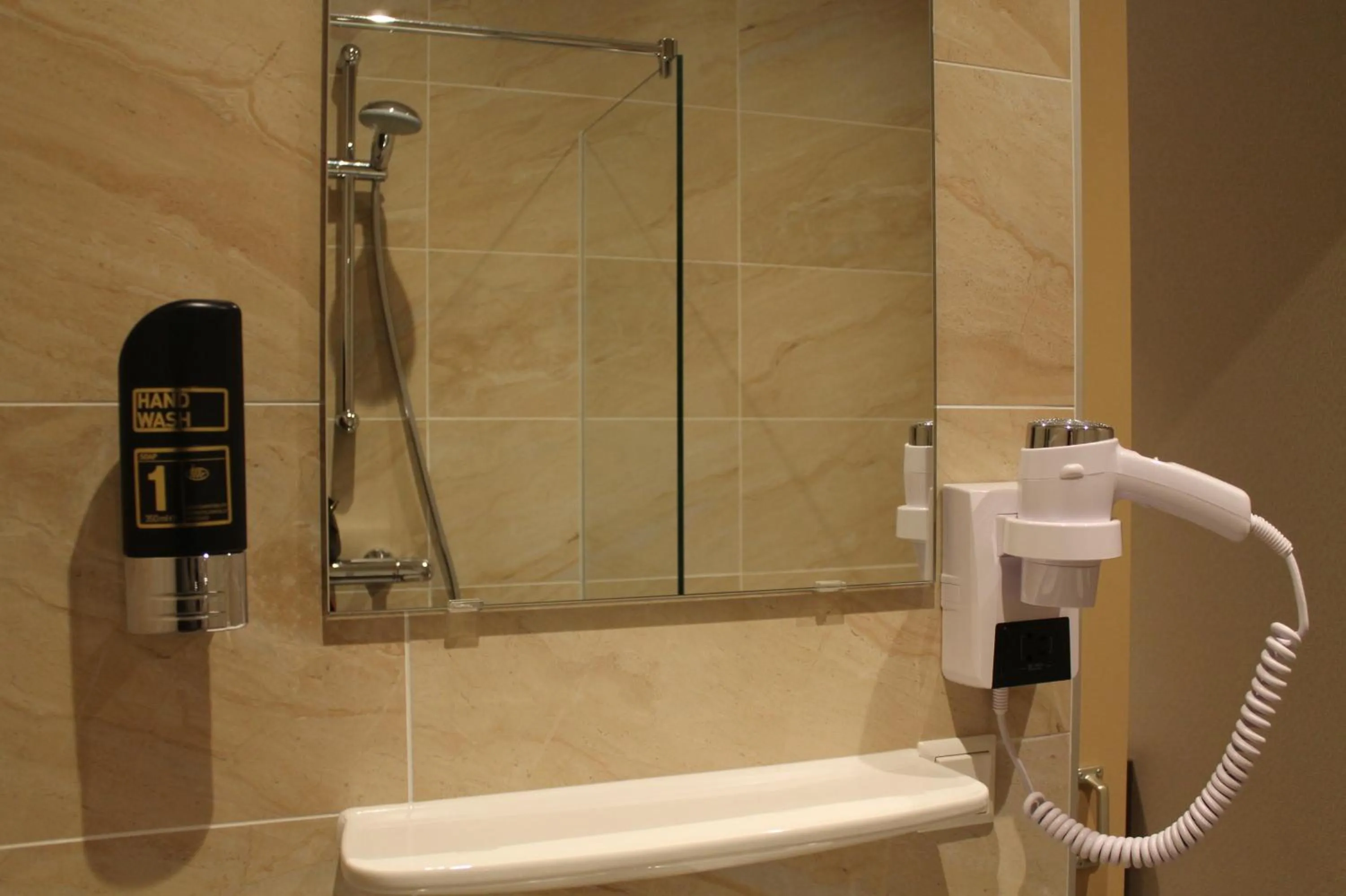 Shower in Aston City Hotel