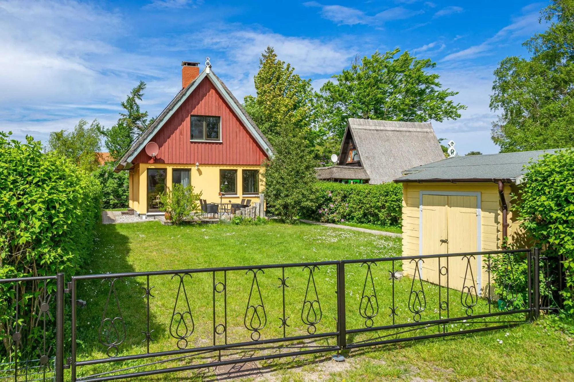 Property building in Ferienhaus "Halfdin- Halfmin"