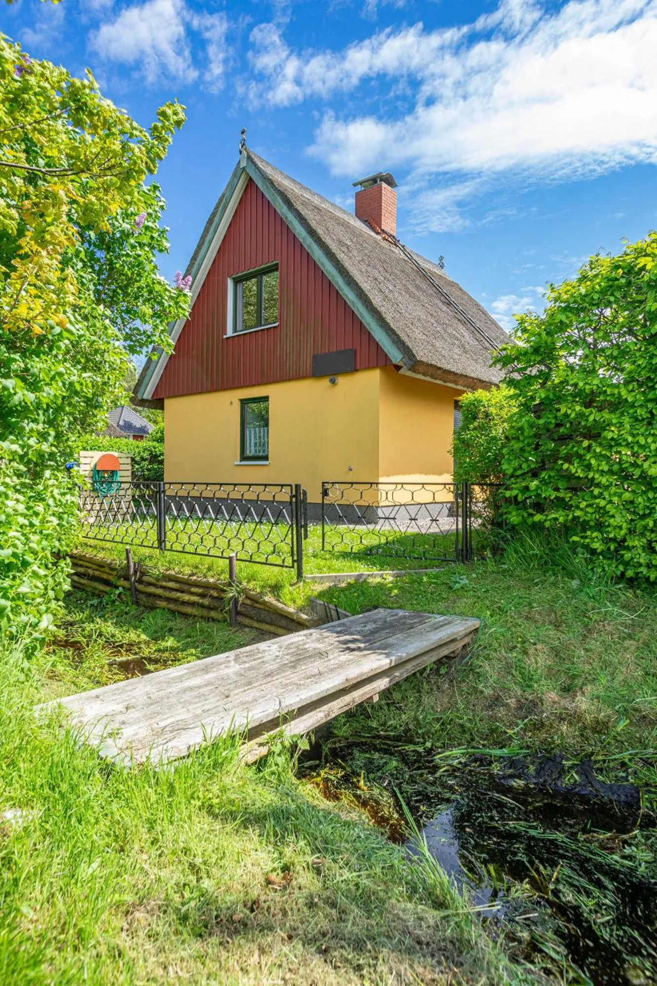 Property building in Ferienhaus "Halfdin- Halfmin"