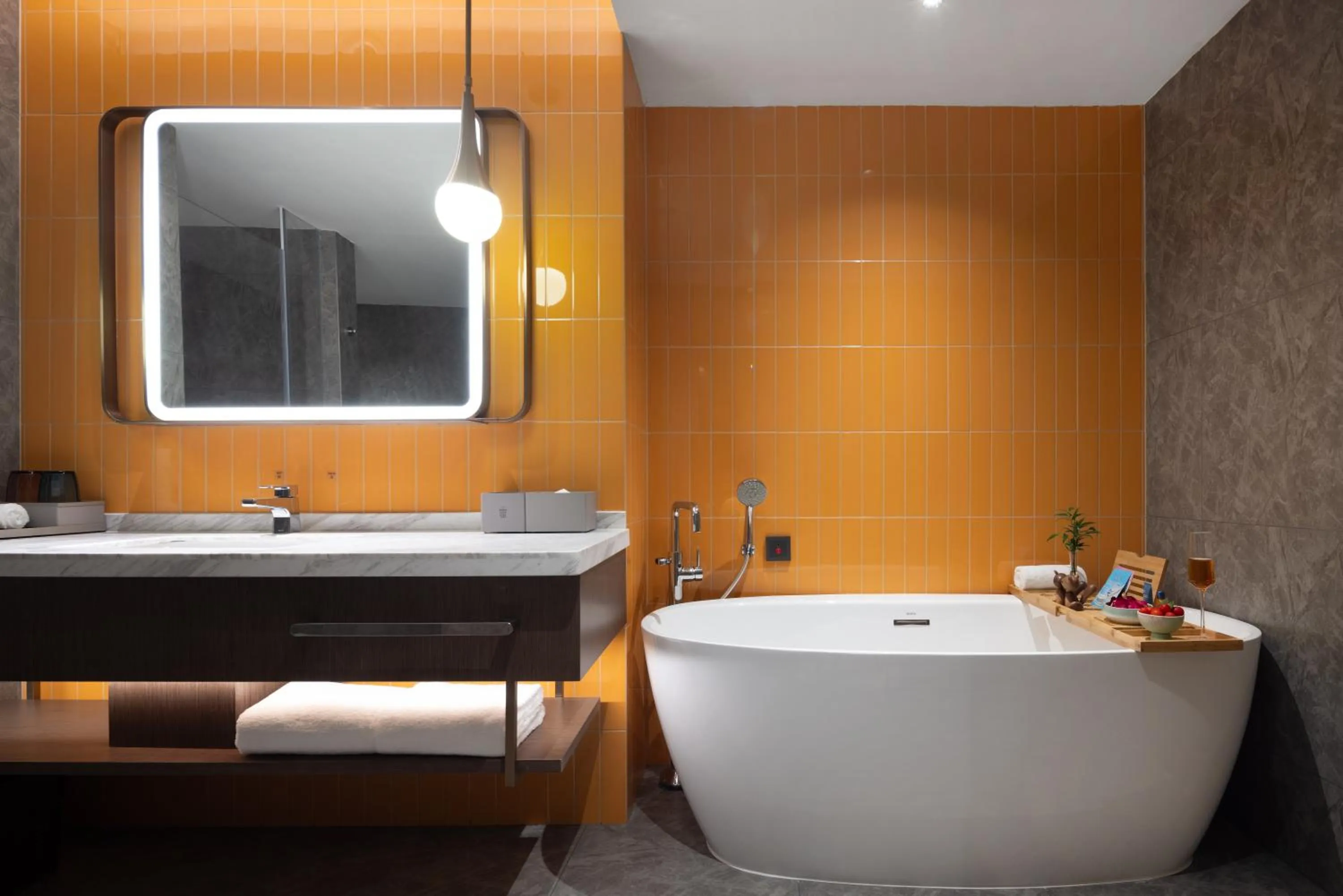 Bathroom in Home2 Suites By Hilton Hotel Guangzhou Baiyun International Airport Branch - Free Shuttle Bus to Guangzhou Baiyun International Airport & Free Deliver Service to Canton Fair Complex During Canton Fair Period