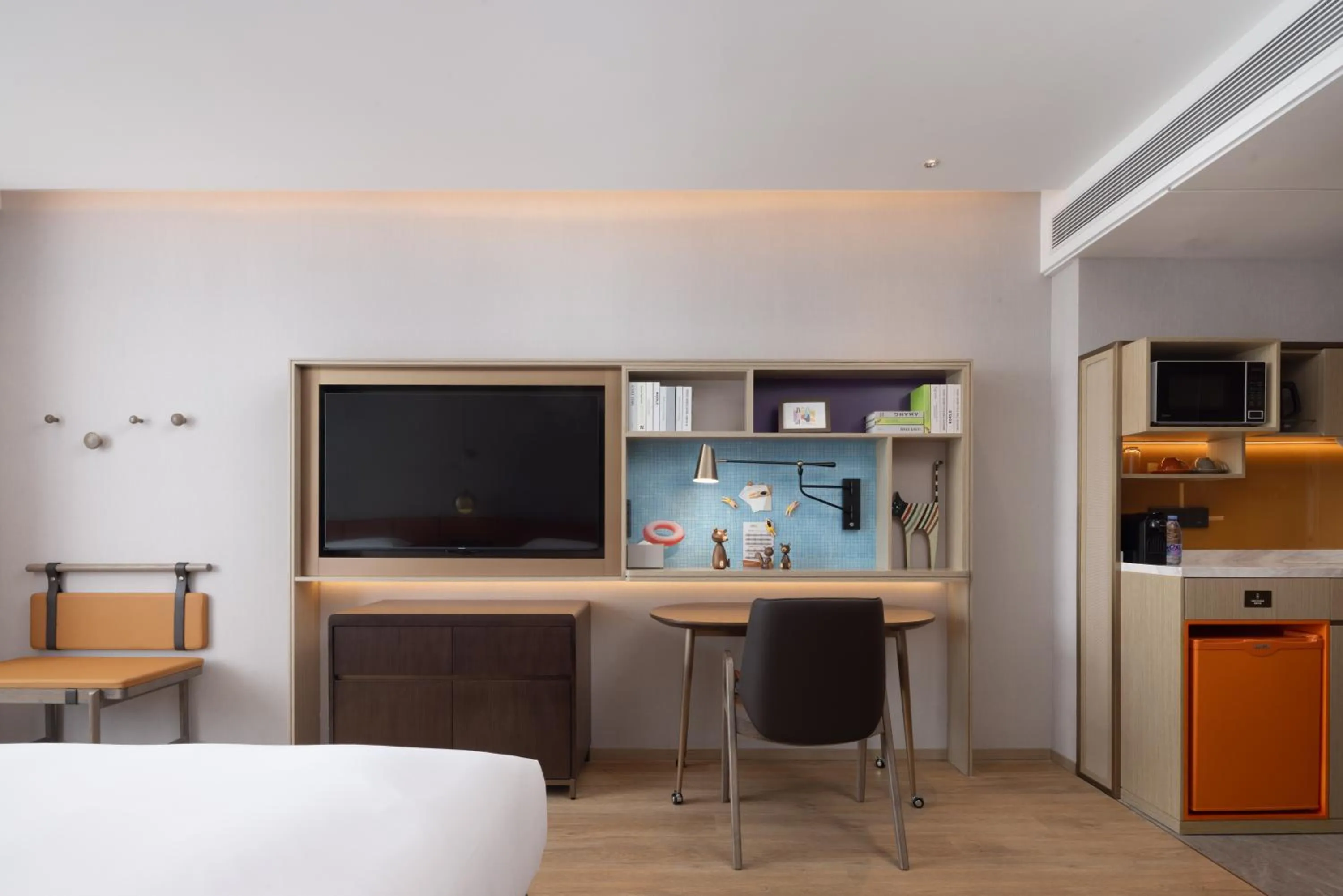 Communal lounge/ TV room in Home2 Suites By Hilton Hotel Guangzhou Baiyun International Airport Branch - Free Shuttle Bus to Guangzhou Baiyun International Airport & Free Deliver Service to Canton Fair Complex During Canton Fair Period