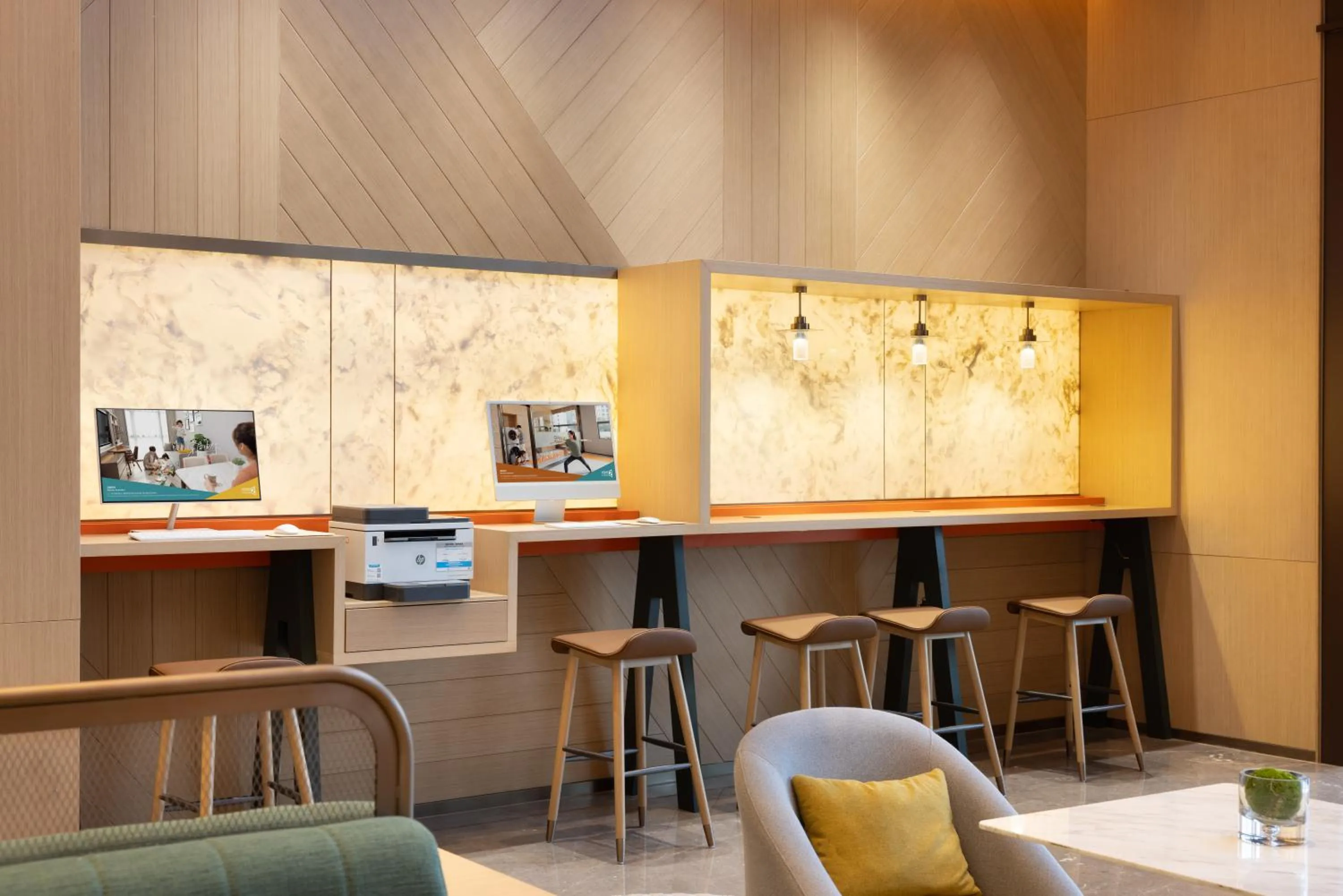 Seating area in Home2 Suites By Hilton Hotel Guangzhou Baiyun International Airport Branch - Free Shuttle Bus to Guangzhou Baiyun International Airport & Free Deliver Service to Canton Fair Complex During Canton Fair Period