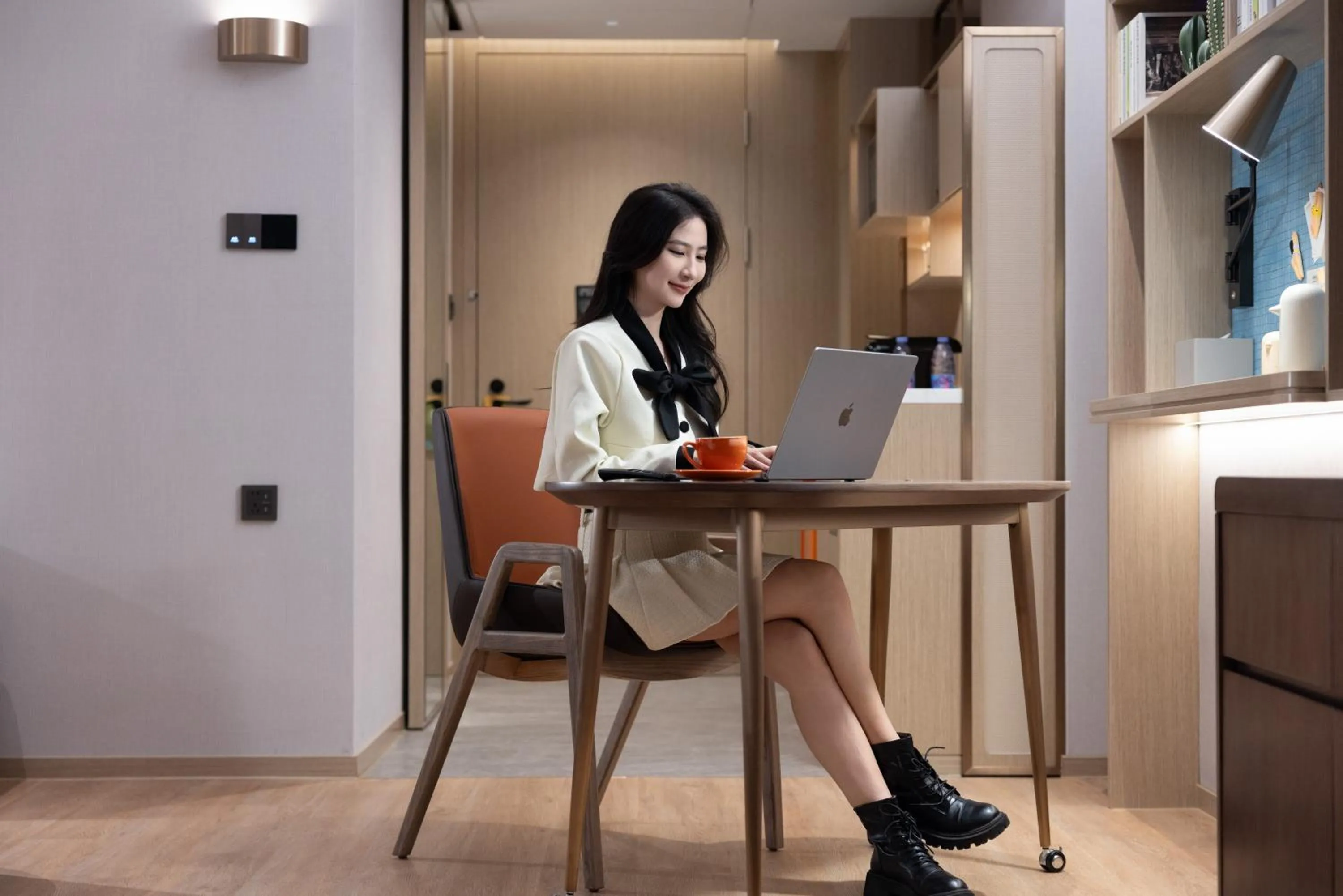 People in Home2 Suites By Hilton Hotel Guangzhou Baiyun International Airport Branch - Free Shuttle Bus to Guangzhou Baiyun International Airport & Free Deliver Service to Canton Fair Complex During Canton Fair Period