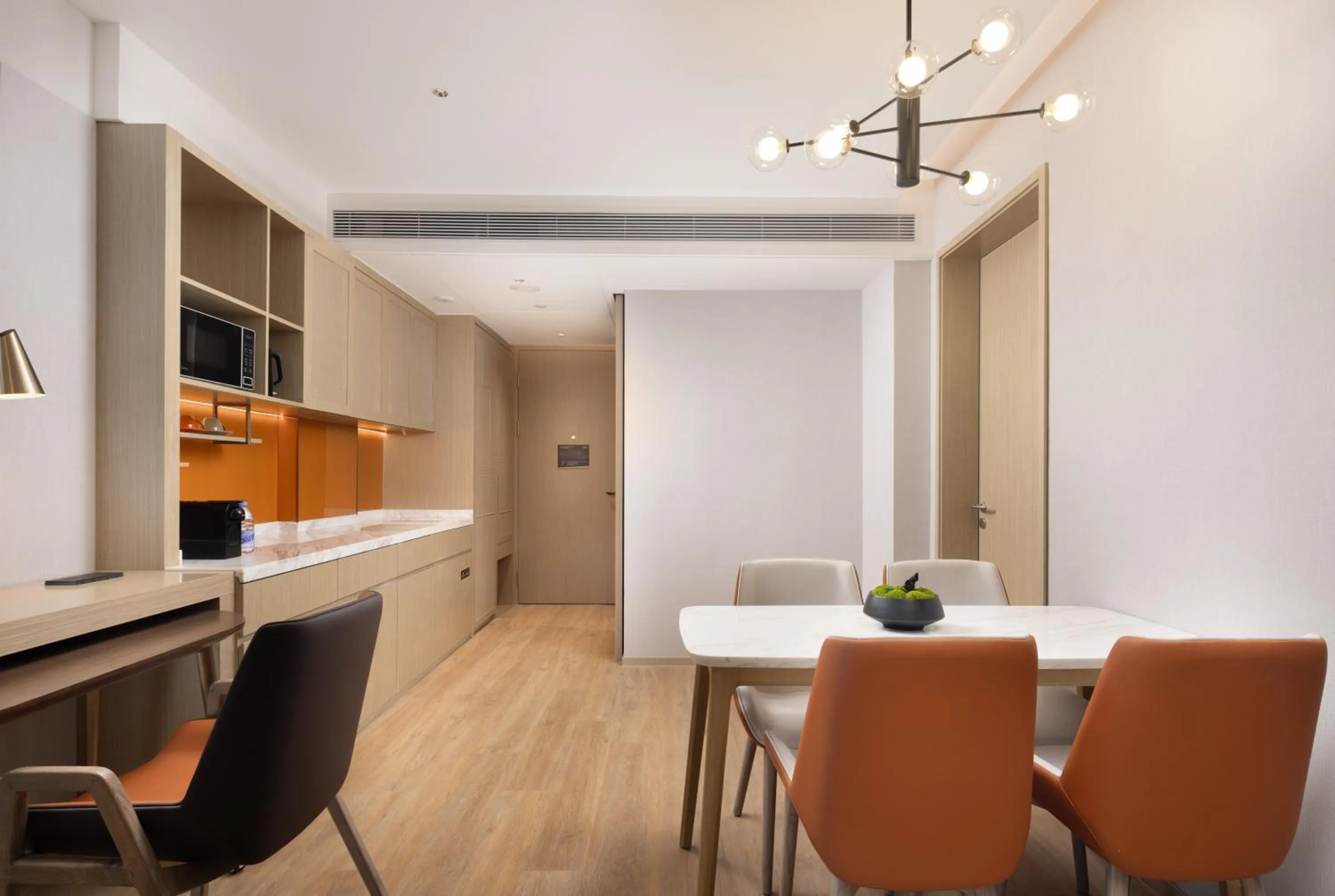 Dining area in Home2 Suites By Hilton Hotel Guangzhou Baiyun International Airport Branch - Free Shuttle Bus to Guangzhou Baiyun International Airport & Free Deliver Service to Canton Fair Complex During Canton Fair Period