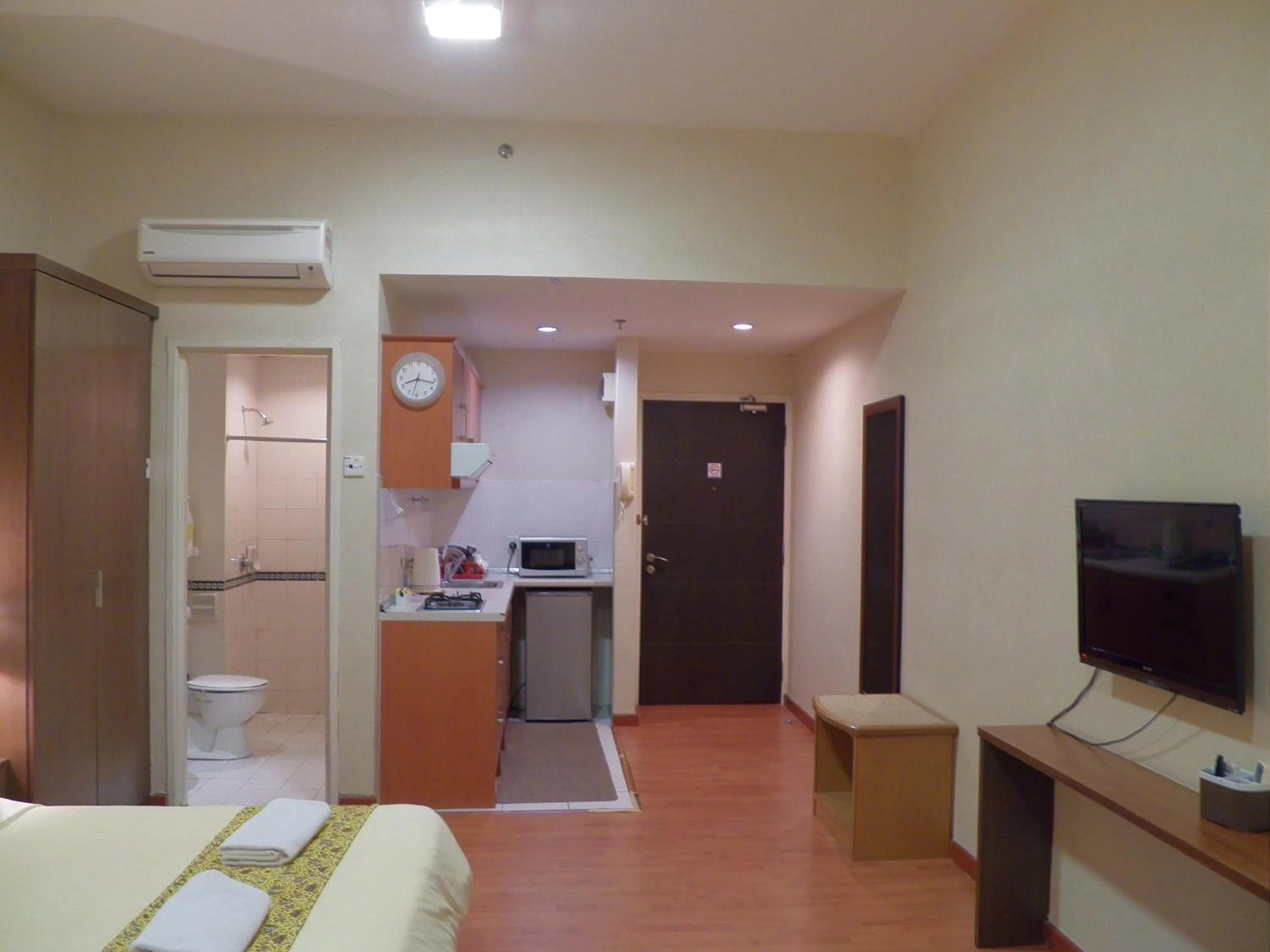 Bed in Maytower Apartment