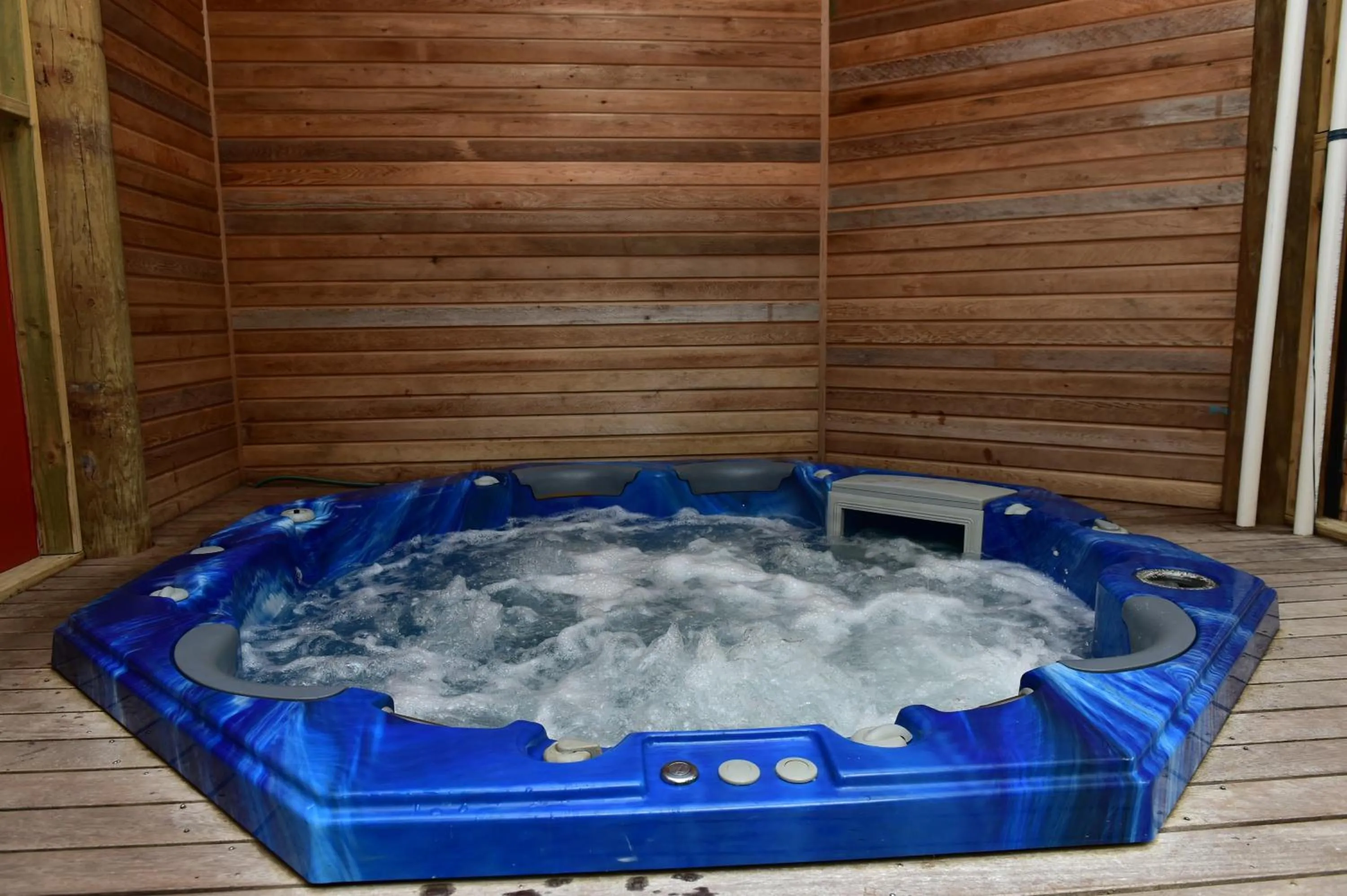 Hot Tub in Apartments At Glen Isla
