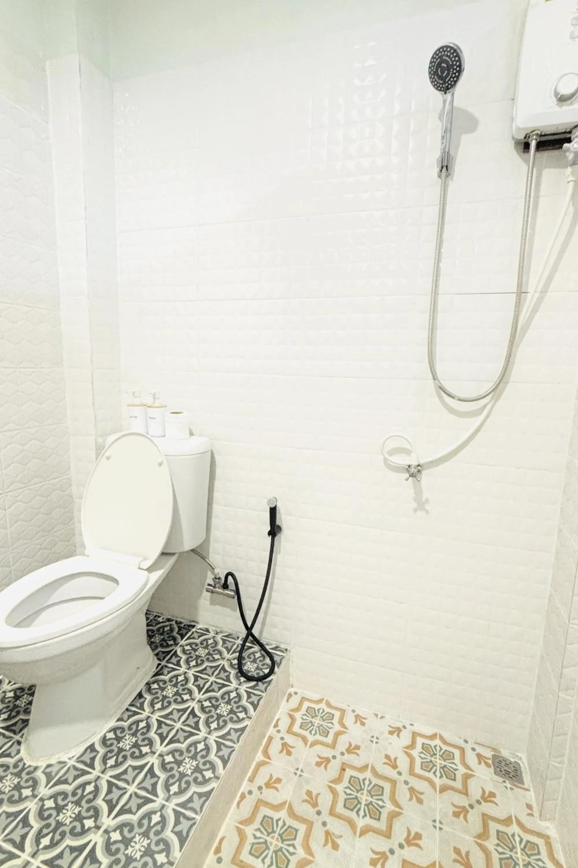 Shower in The Yak Cozy Chiang Mai