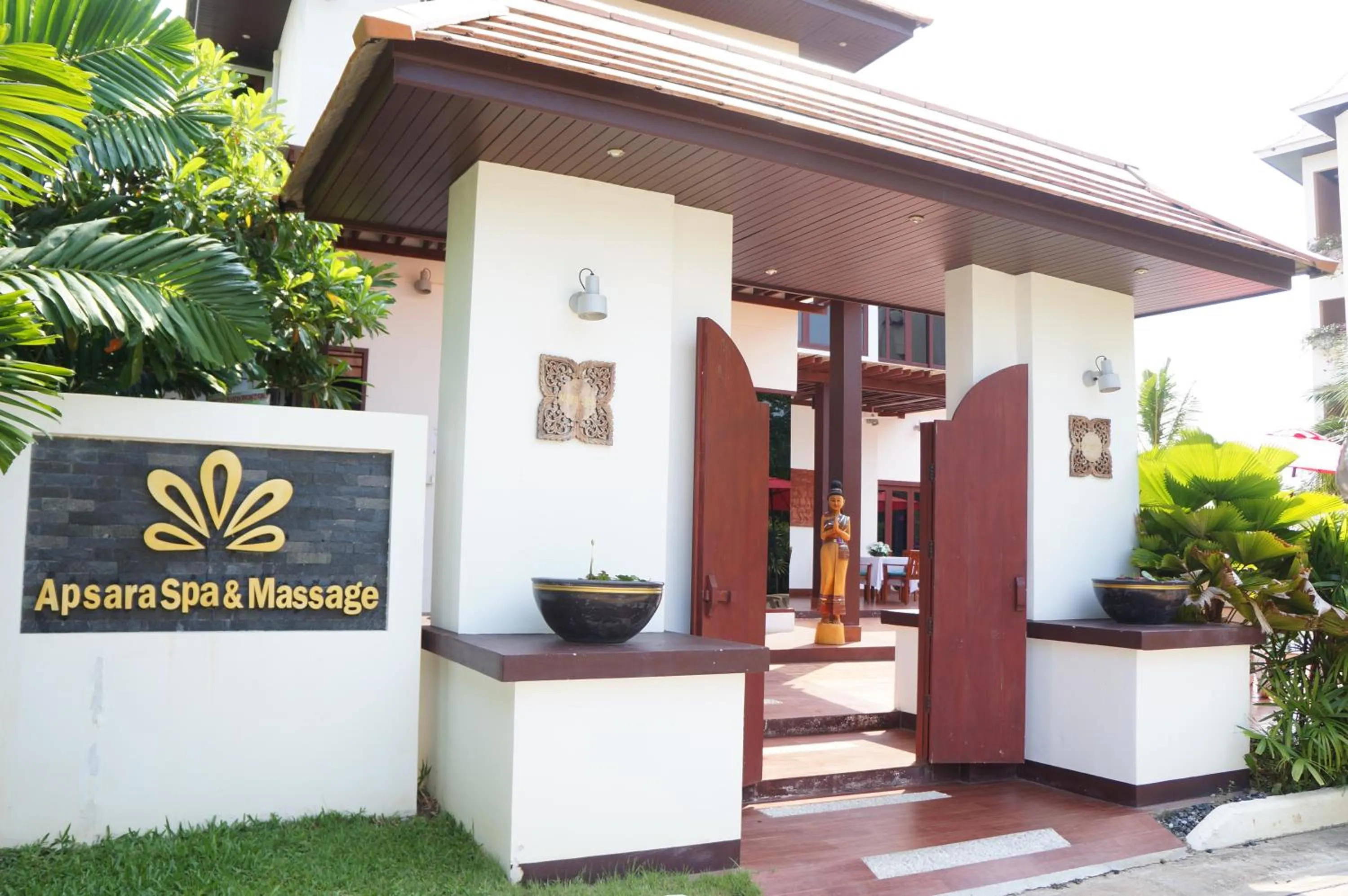Massage in VIP Chain Resort Pool Villa