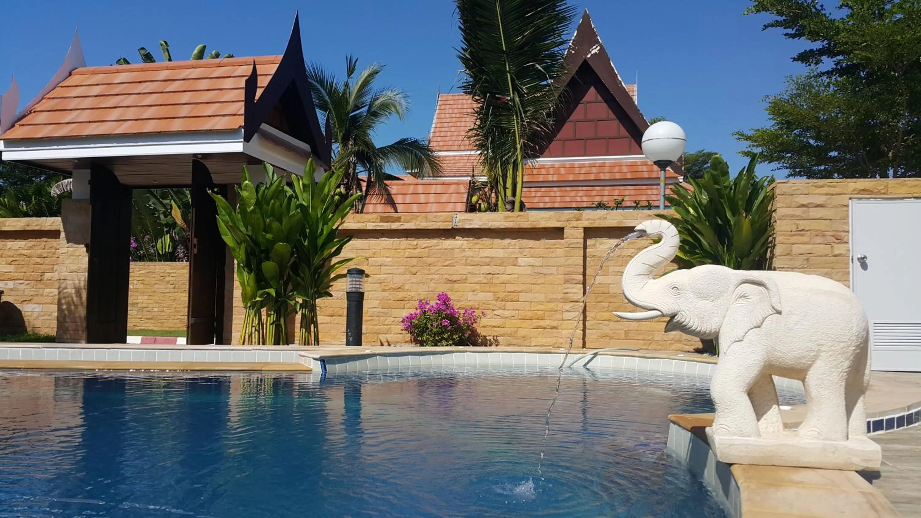 VIP Chain Resort Pool Villa