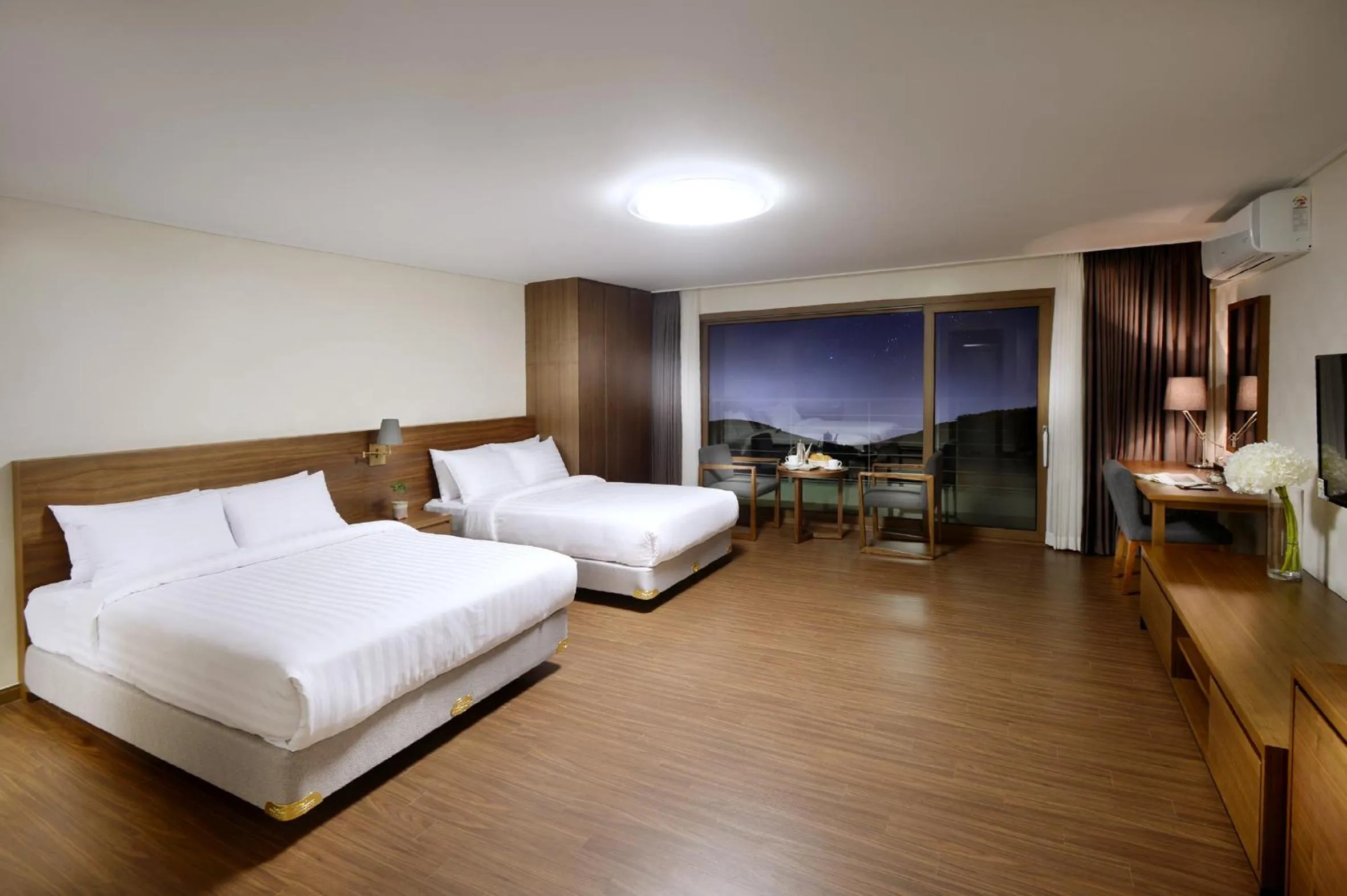 Balcony/Terrace, Bed in Jeju Aerospace Hotel