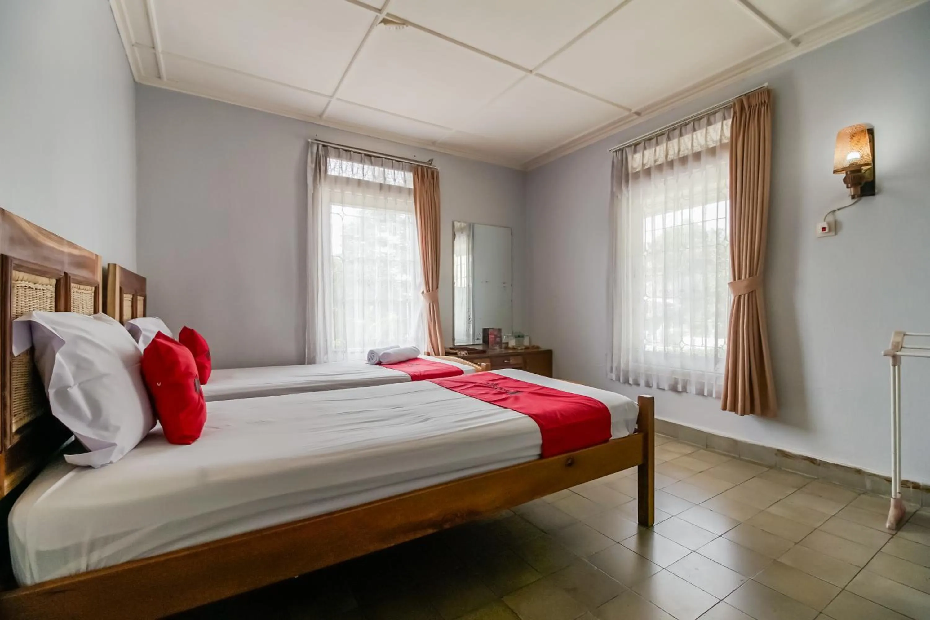 Bedroom, Bed in RedDoorz near Jam Gadang Syariah Bukit Tinggi