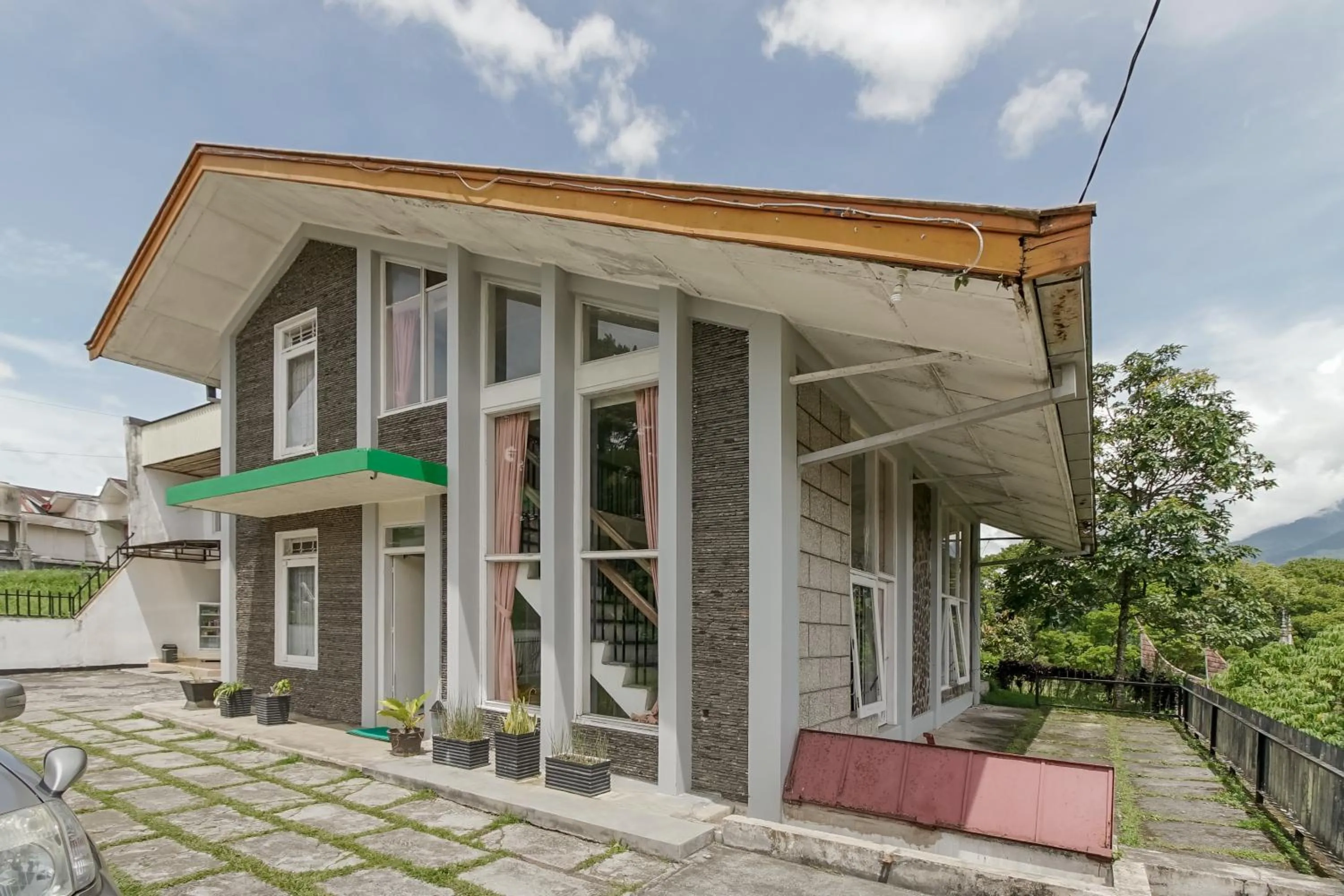 Lobby or reception in RedDoorz near Jam Gadang Syariah Bukit Tinggi