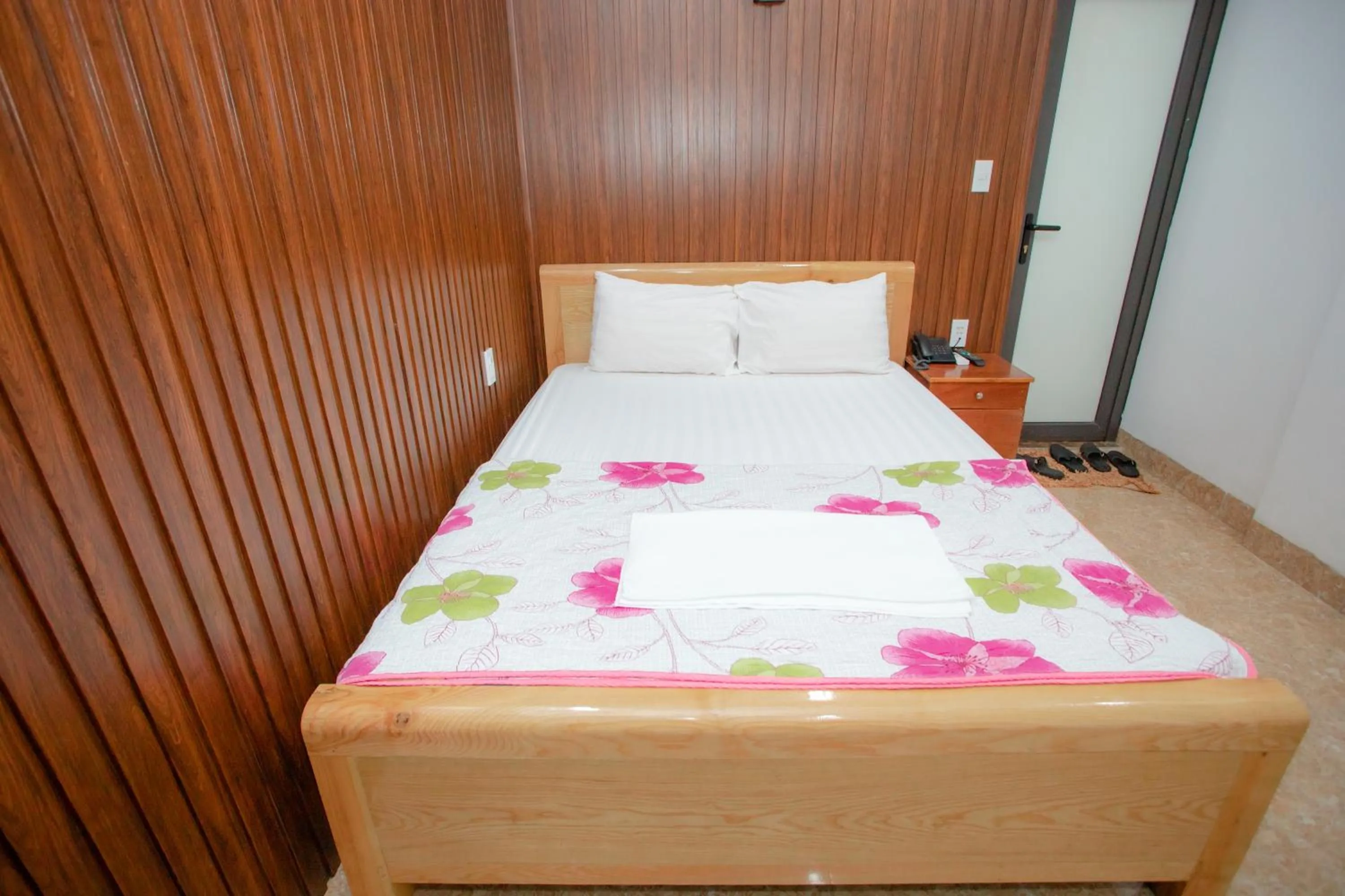 Bed in KHÁNH GIA HOTEL