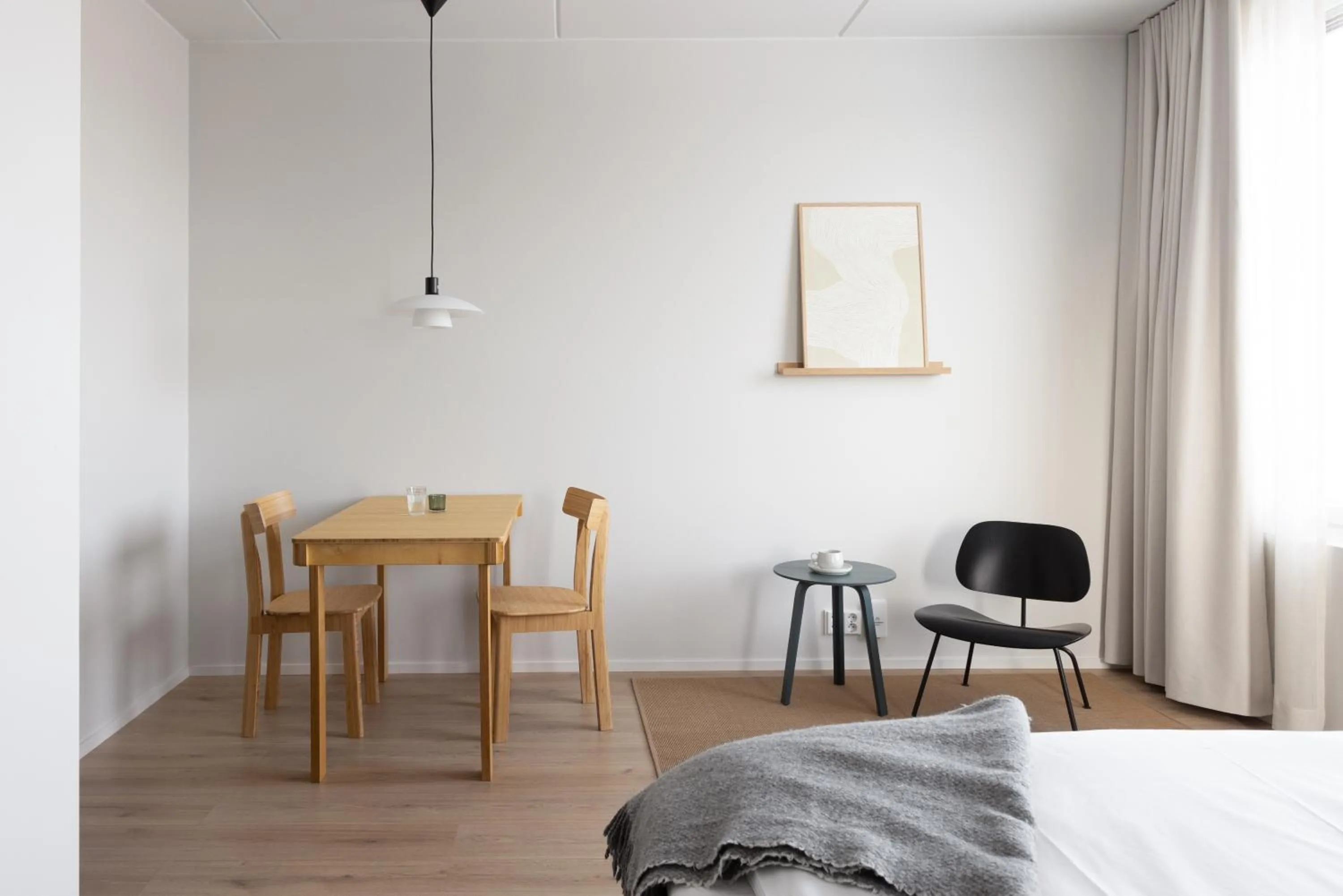 Seating area, Bed in Noli Otaniemi