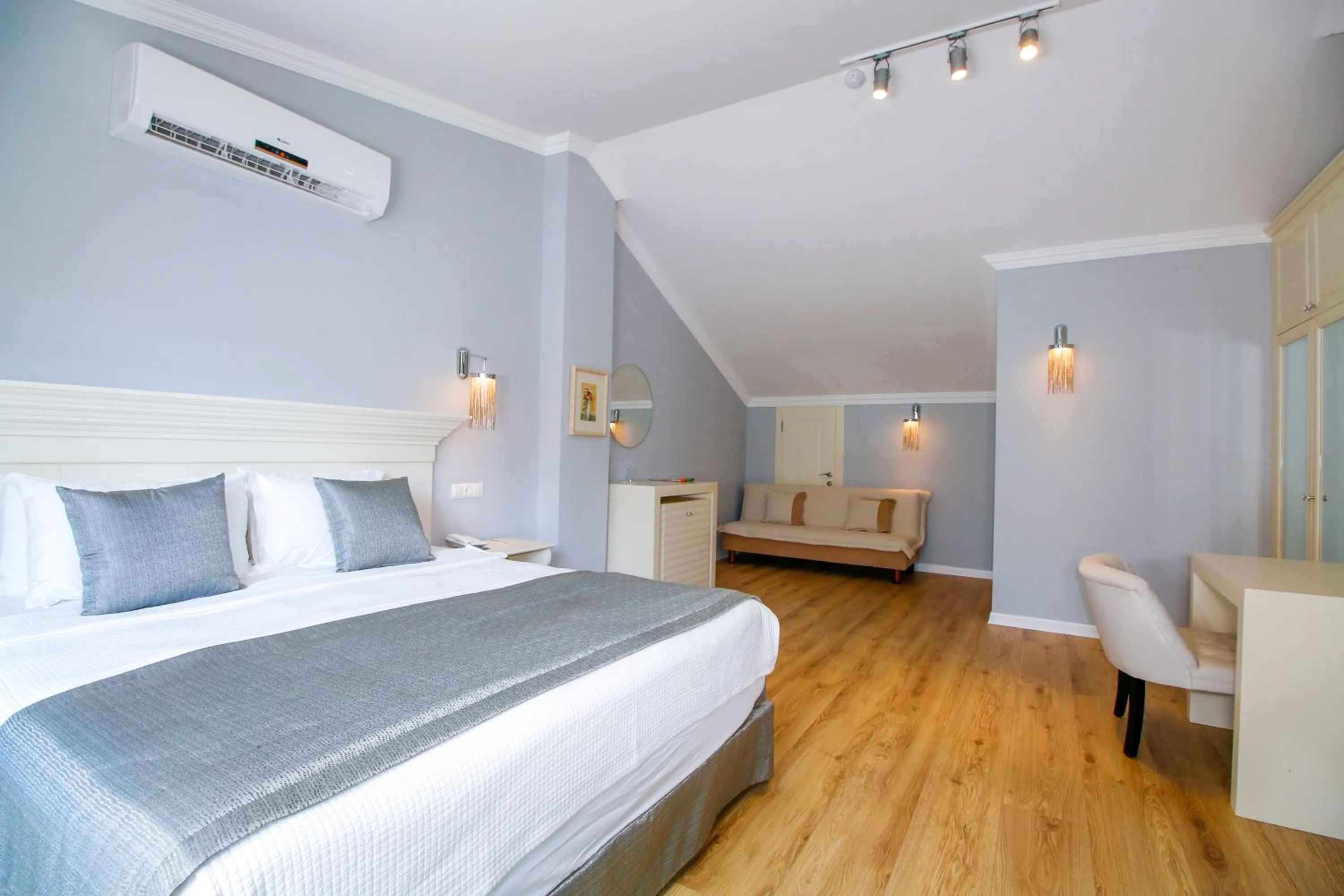 Seating area, Bed in Joya Del Mar Hotel