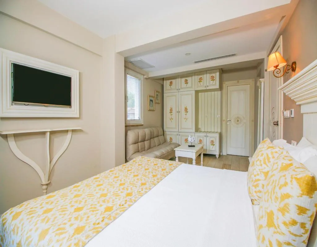 Seating area, Bed in Joya Del Mar Hotel