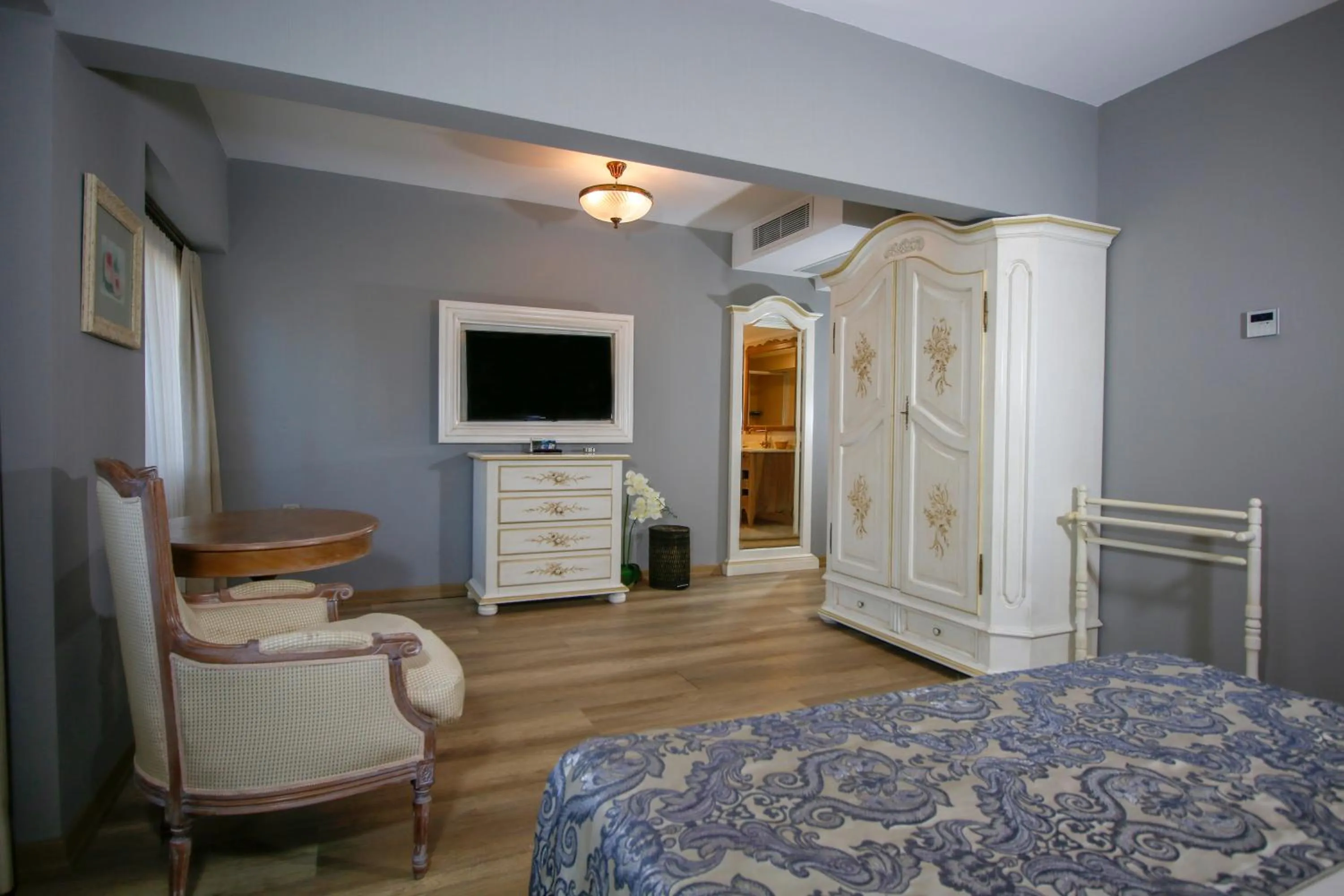 Seating area, Bed in Joya Del Mar Hotel