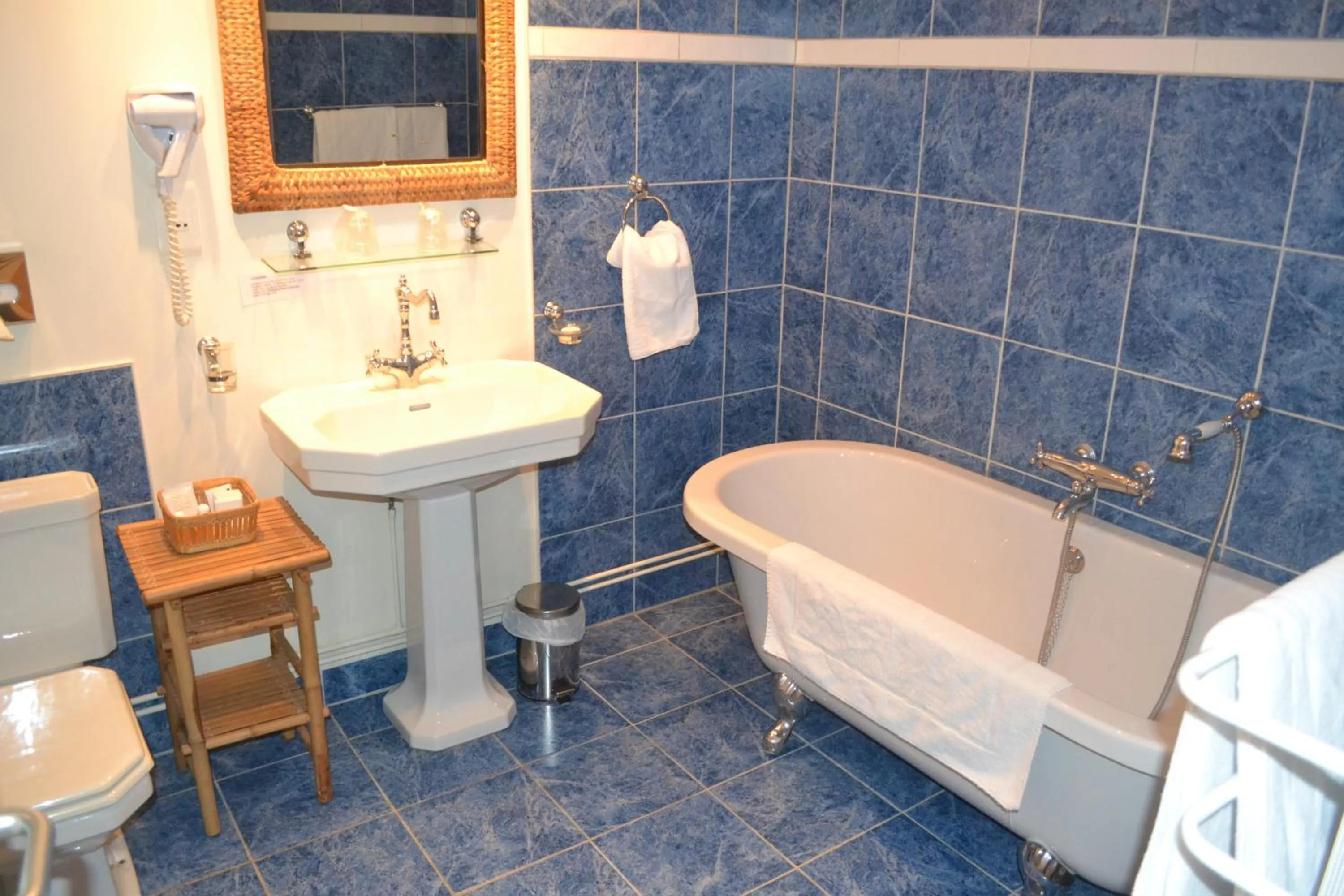 Bathroom in Hôtel de France