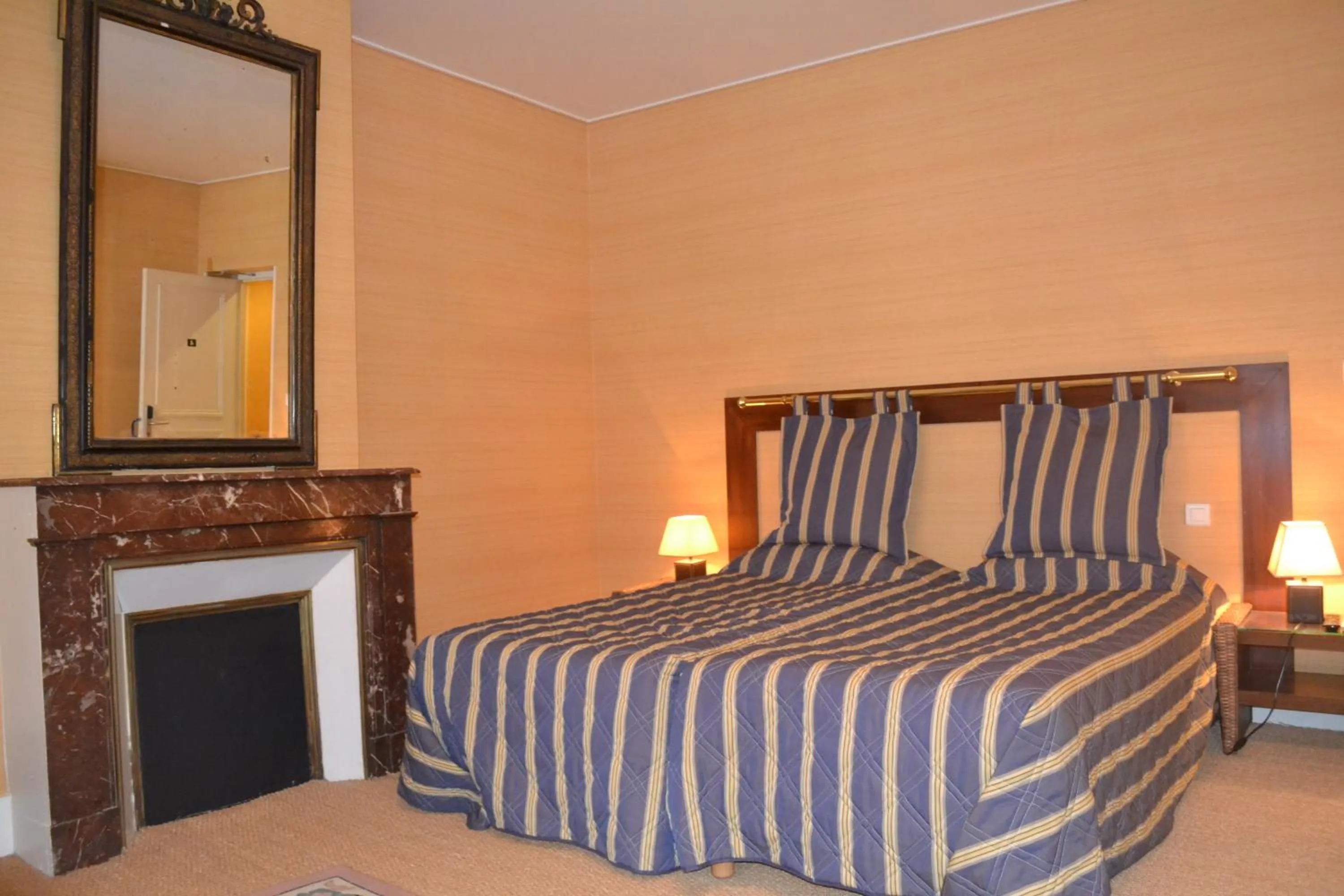 Bedroom in Hôtel de France
