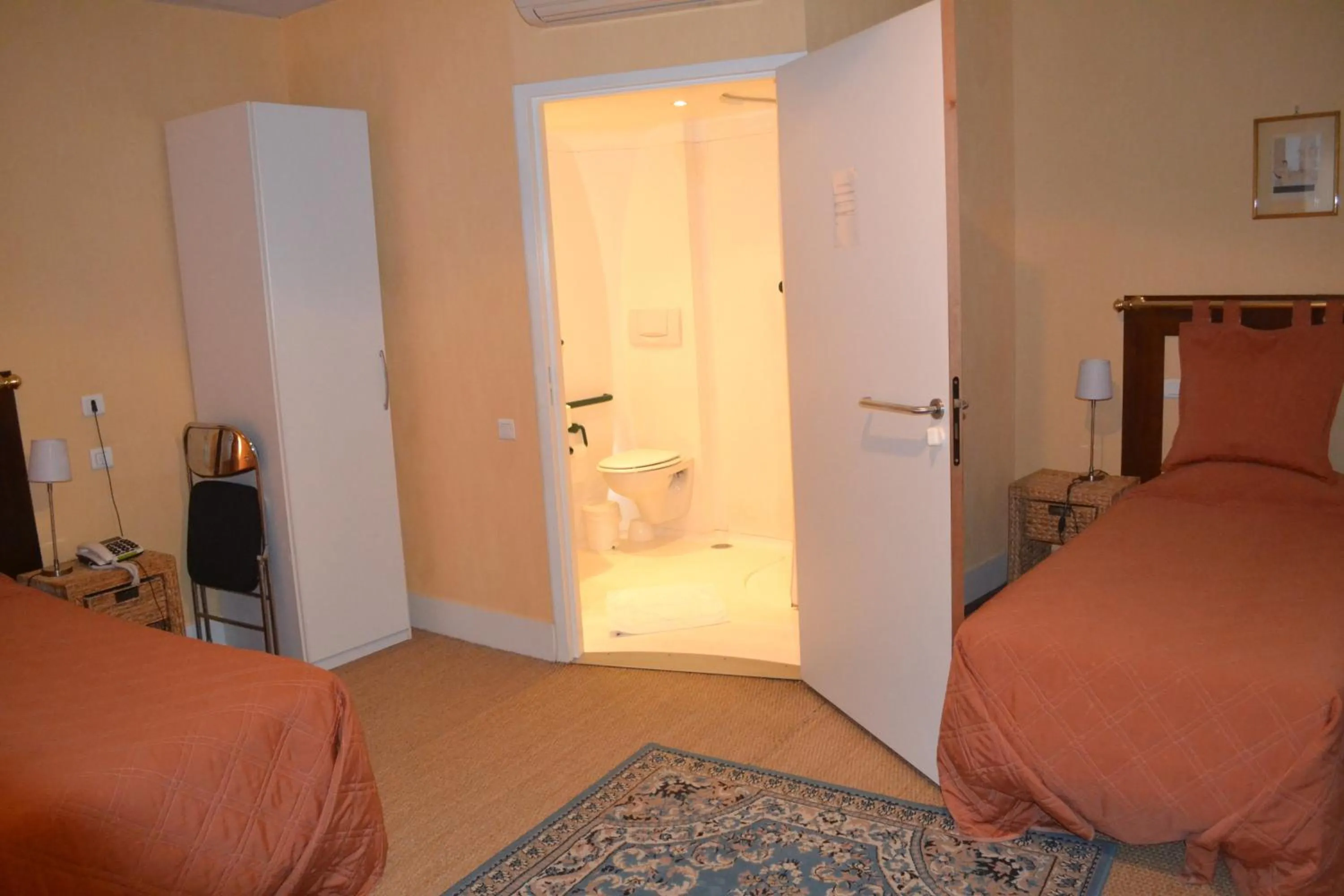 Bedroom, TV/Entertainment Center in Hôtel de France