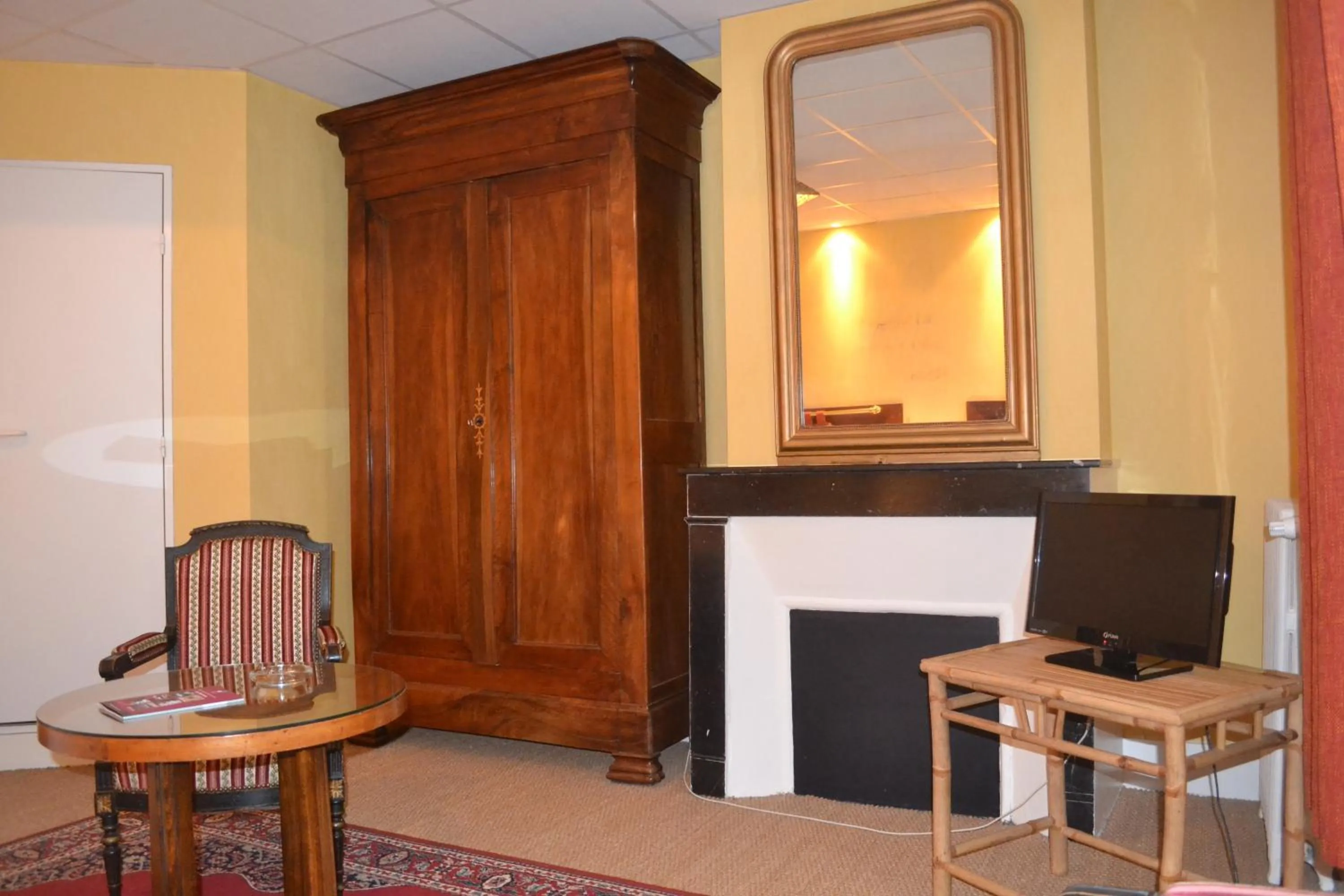 Seating area, TV/Entertainment Center in Hôtel de France